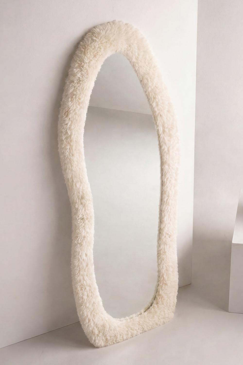 Mirza Large Mirror in Beige präsentiert im Onlineshop von KAQTU Design AG. Spiegel ist von Venture Home