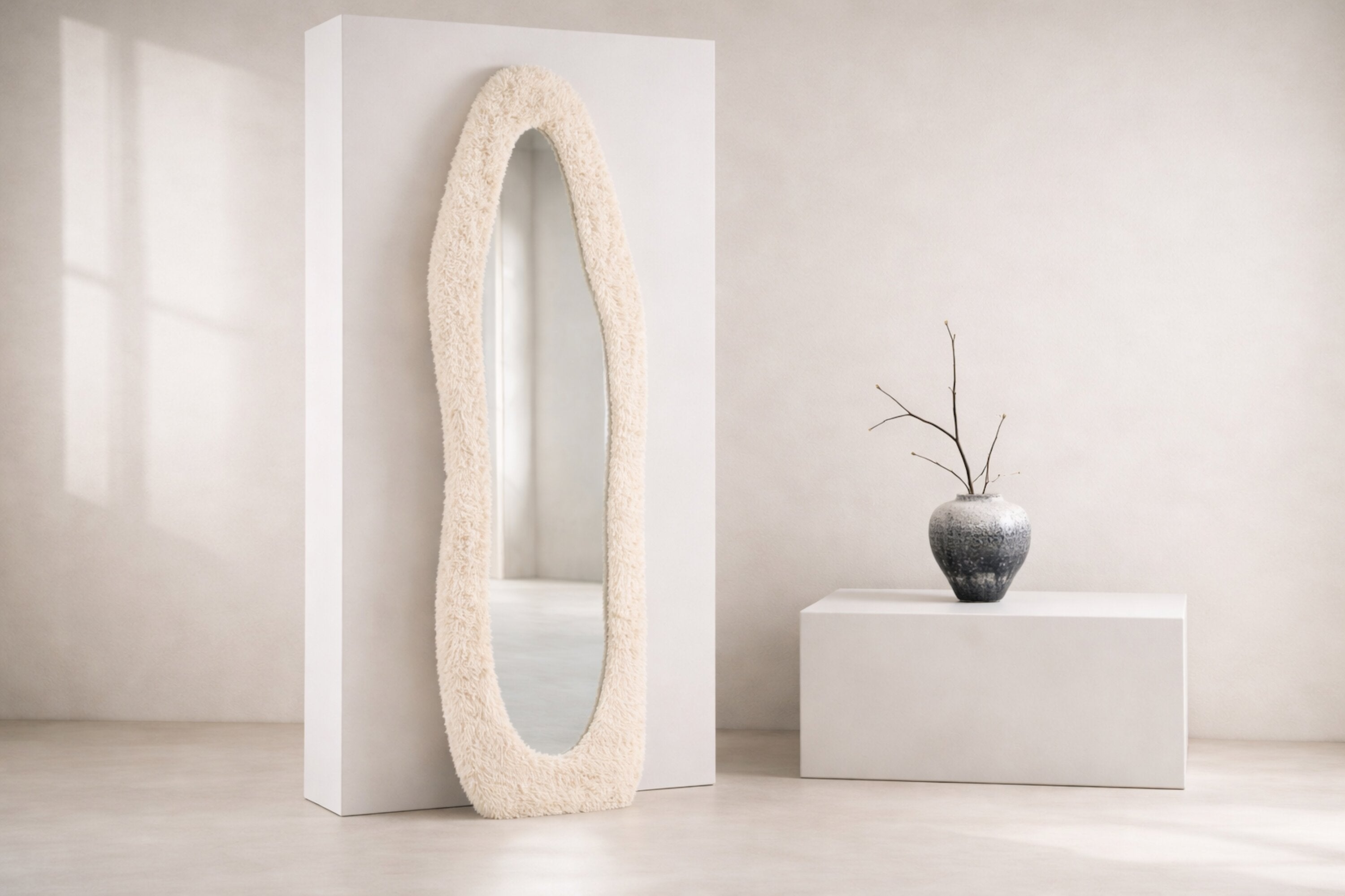 Eleganter Wandspiegel Mirza in sanftem Beige, ideal für stilvolle Wohnräume. Hochwertige Verarbeitung von Venture Home.