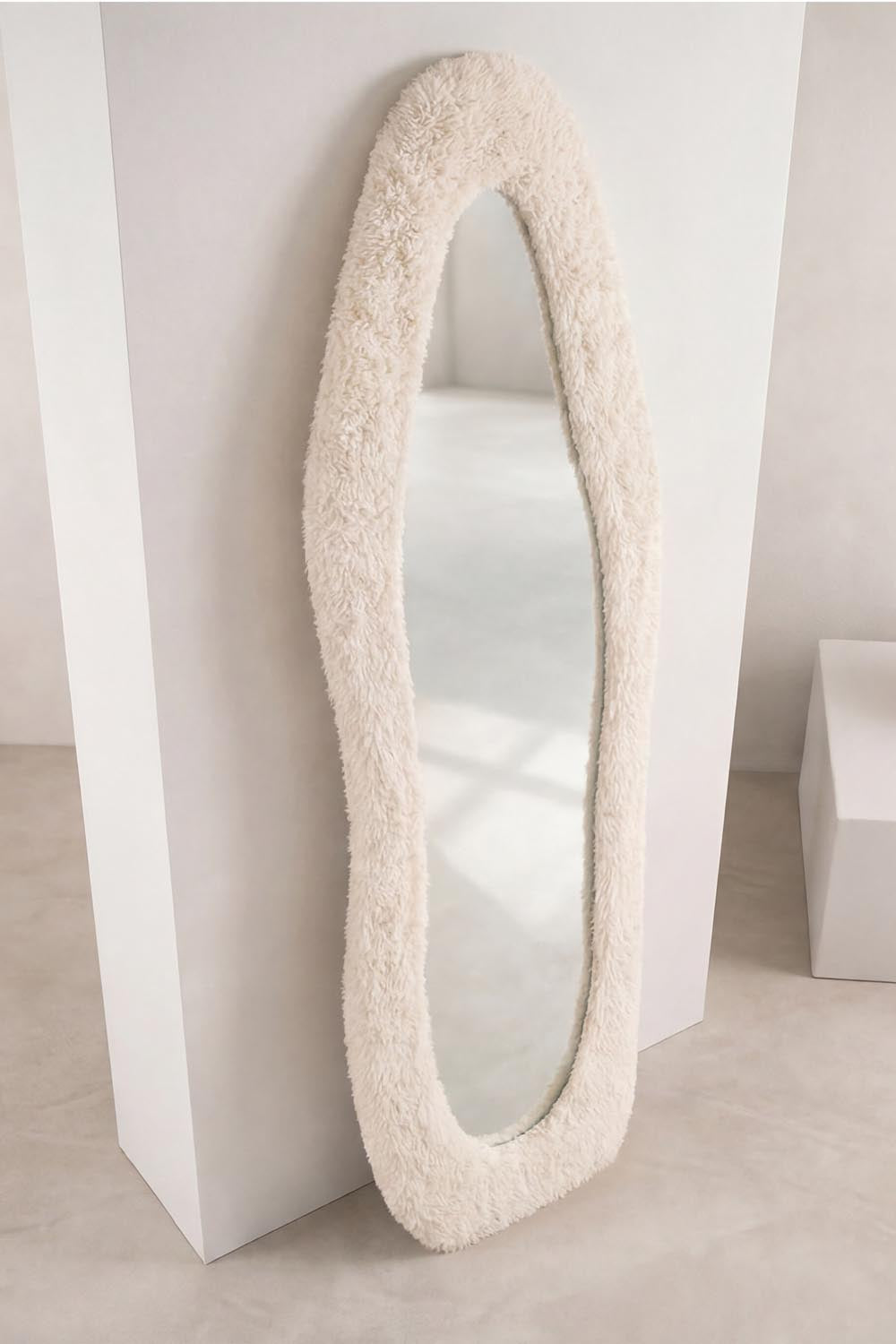 Mirza Large Mirror in Beige präsentiert im Onlineshop von KAQTU Design AG. Spiegel ist von Venture Home