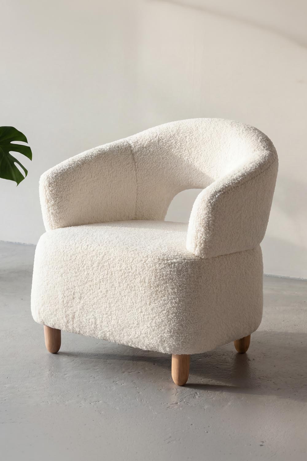 Moglas Sessel in Weiss präsentiert im Onlineshop von KAQTU Design AG. Sessel mit Armlehnen ist von Venture Home