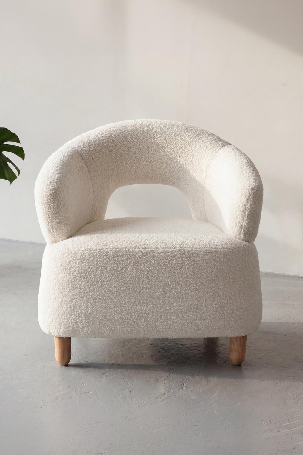 Moglas Sessel in Weiss präsentiert im Onlineshop von KAQTU Design AG. Sessel mit Armlehnen ist von Venture Home