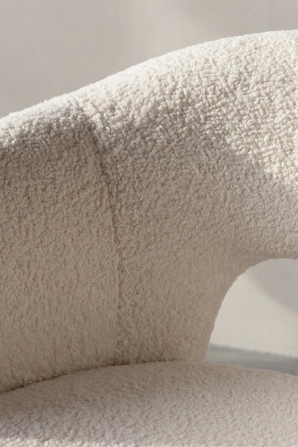Moglas Sessel in Weiss präsentiert im Onlineshop von KAQTU Design AG. Sessel mit Armlehnen ist von Venture Home