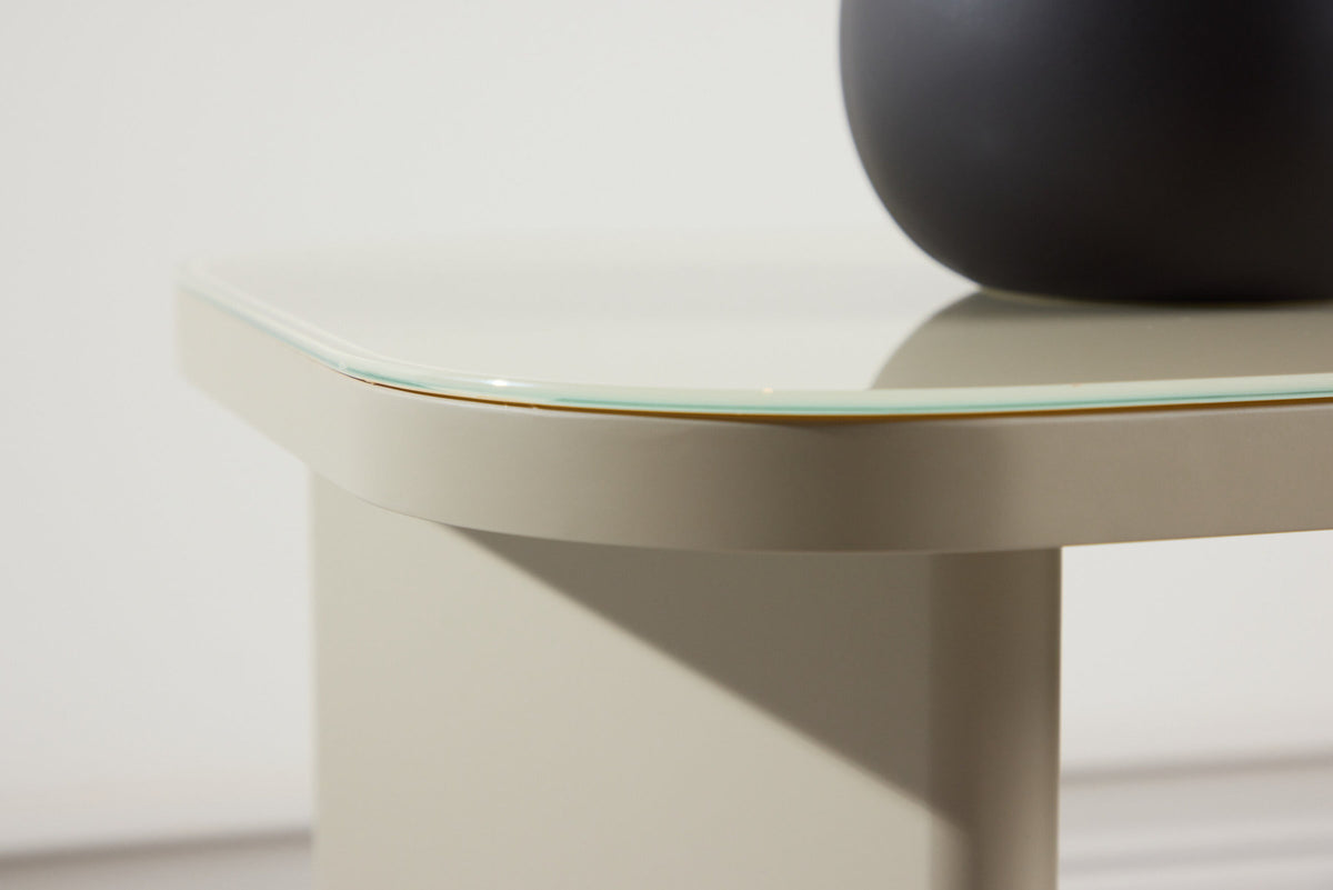 Grönvik Beistelltisch von Venture Home in Beige, Gestell aus MDF mit runder Glastischplatte, geschwungene Form.
