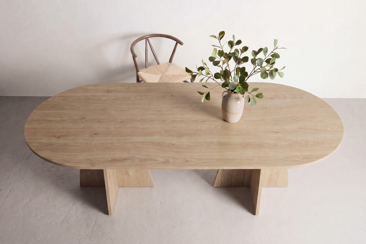 Ovaler Esstisch Bootcut in Eiche mit hellen Beinen, Tischplatte aus MDF mit Furnier, Masse 200x100 cm, freigestellt im Raum.