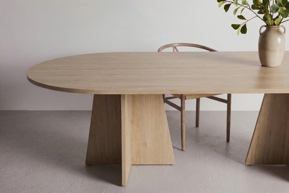 Ovaler Esstisch Bootcut in Eiche mit hellen Beinen, Tischplatte aus MDF mit Furnier, Masse 200x100 cm, freigestellt im Raum.