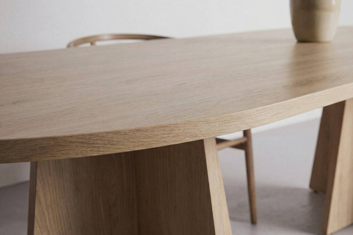 Ovaler Esstisch Bootcut in Eiche mit hellen Beinen, Tischplatte aus MDF mit Furnier, Masse 200x100 cm, freigestellt im Raum.