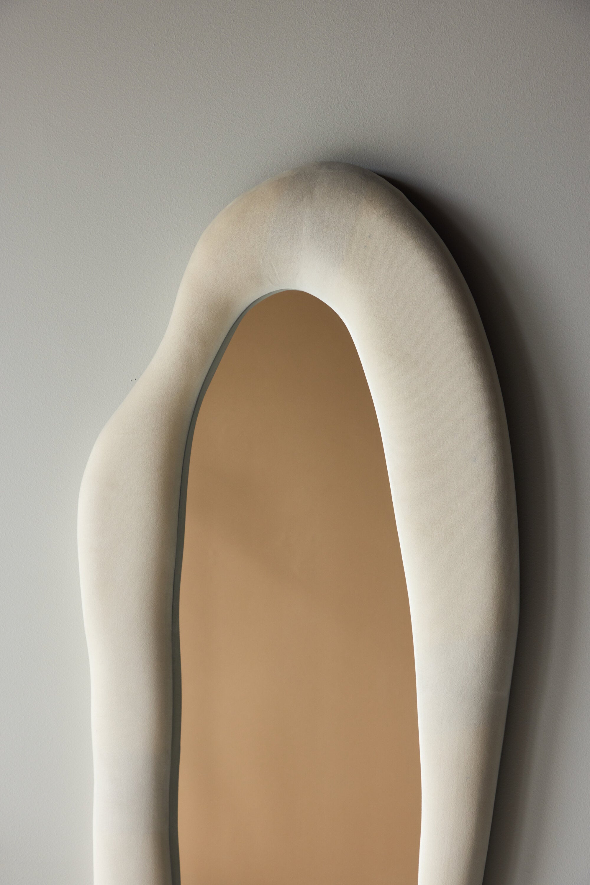 Louiseville Spiegel in Beige präsentiert im Onlineshop von KAQTU Design AG. Standspiegel ist von Venture Home