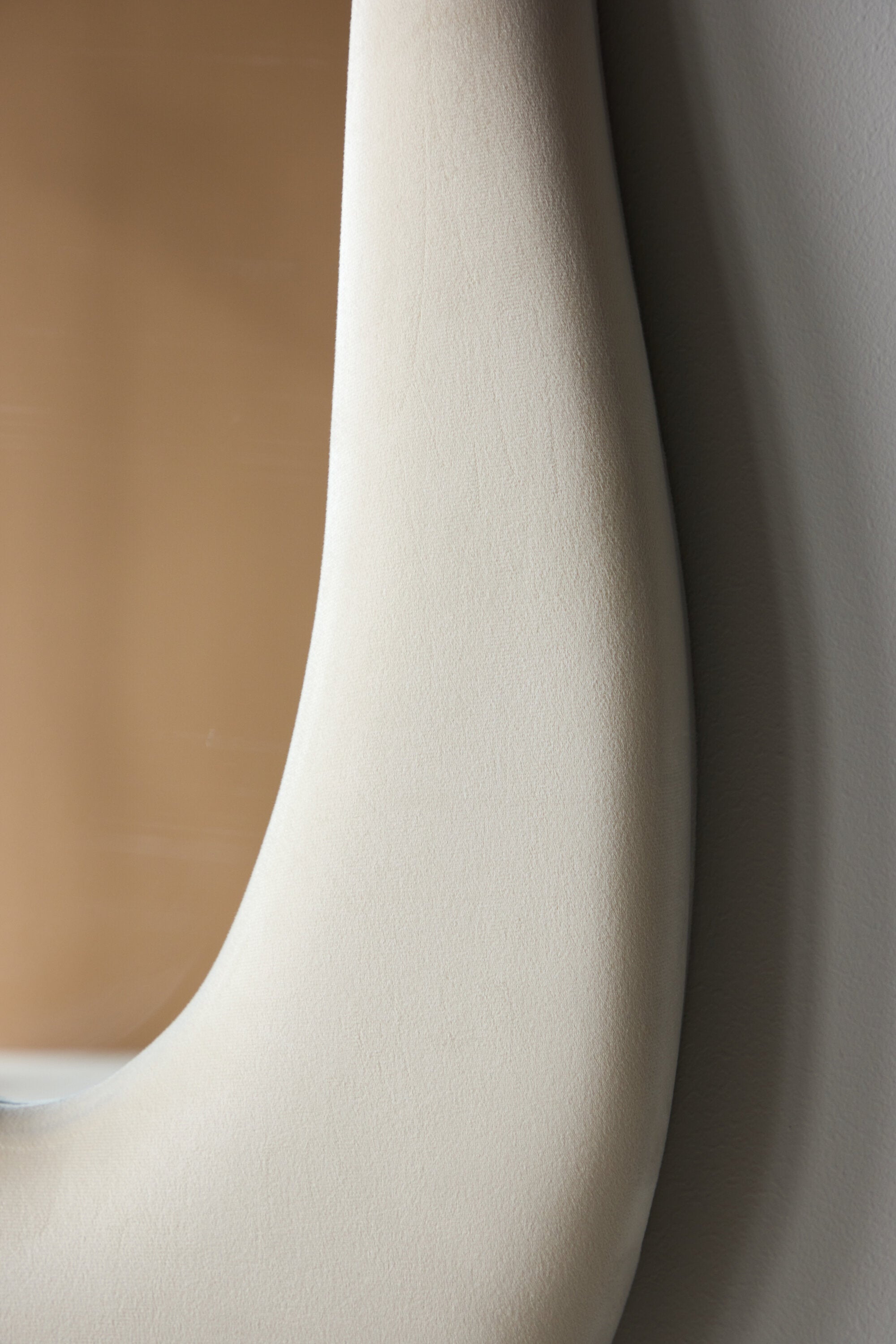 Louiseville Spiegel in Beige präsentiert im Onlineshop von KAQTU Design AG. Standspiegel ist von Venture Home
