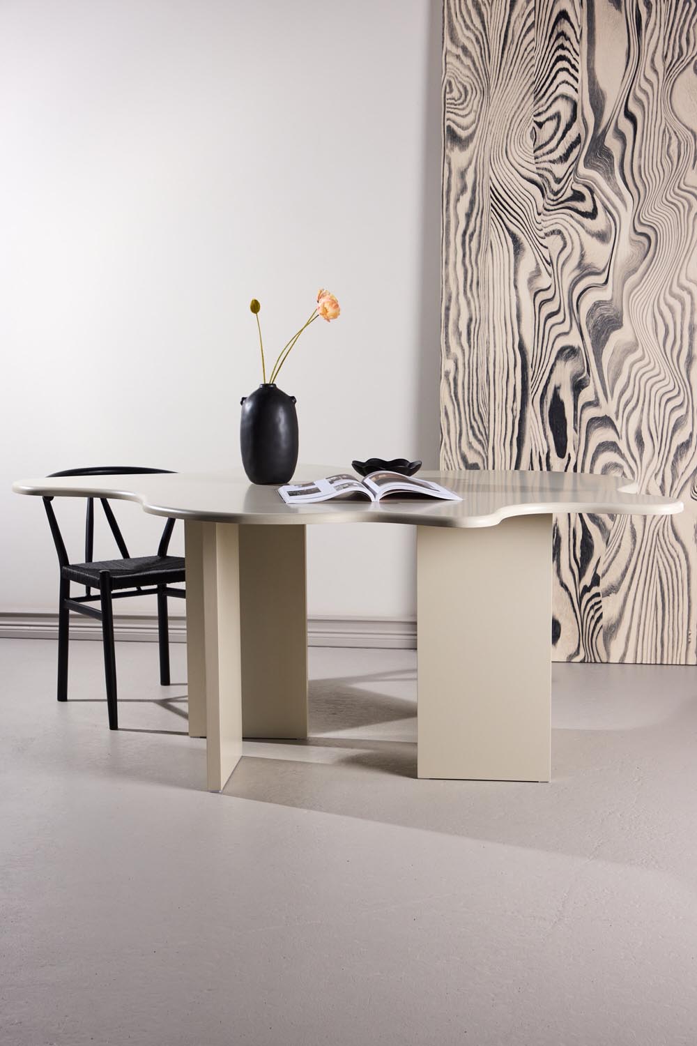 Flower Oval Esstisch in Beige präsentiert im Onlineshop von KAQTU Design AG. Esstisch ist von Vind
