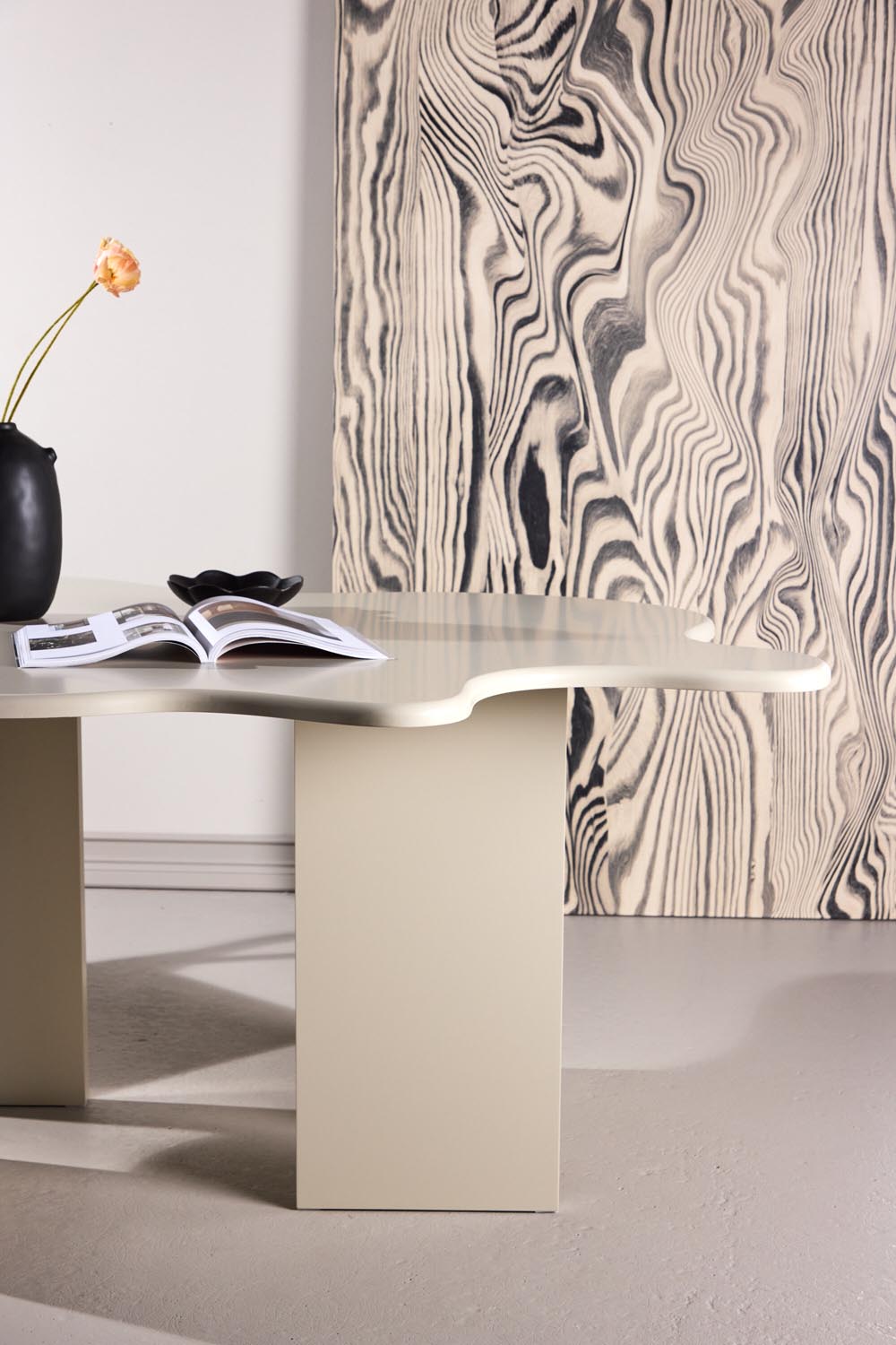 Flower Oval Esstisch in Beige präsentiert im Onlineshop von KAQTU Design AG. Esstisch ist von Vind