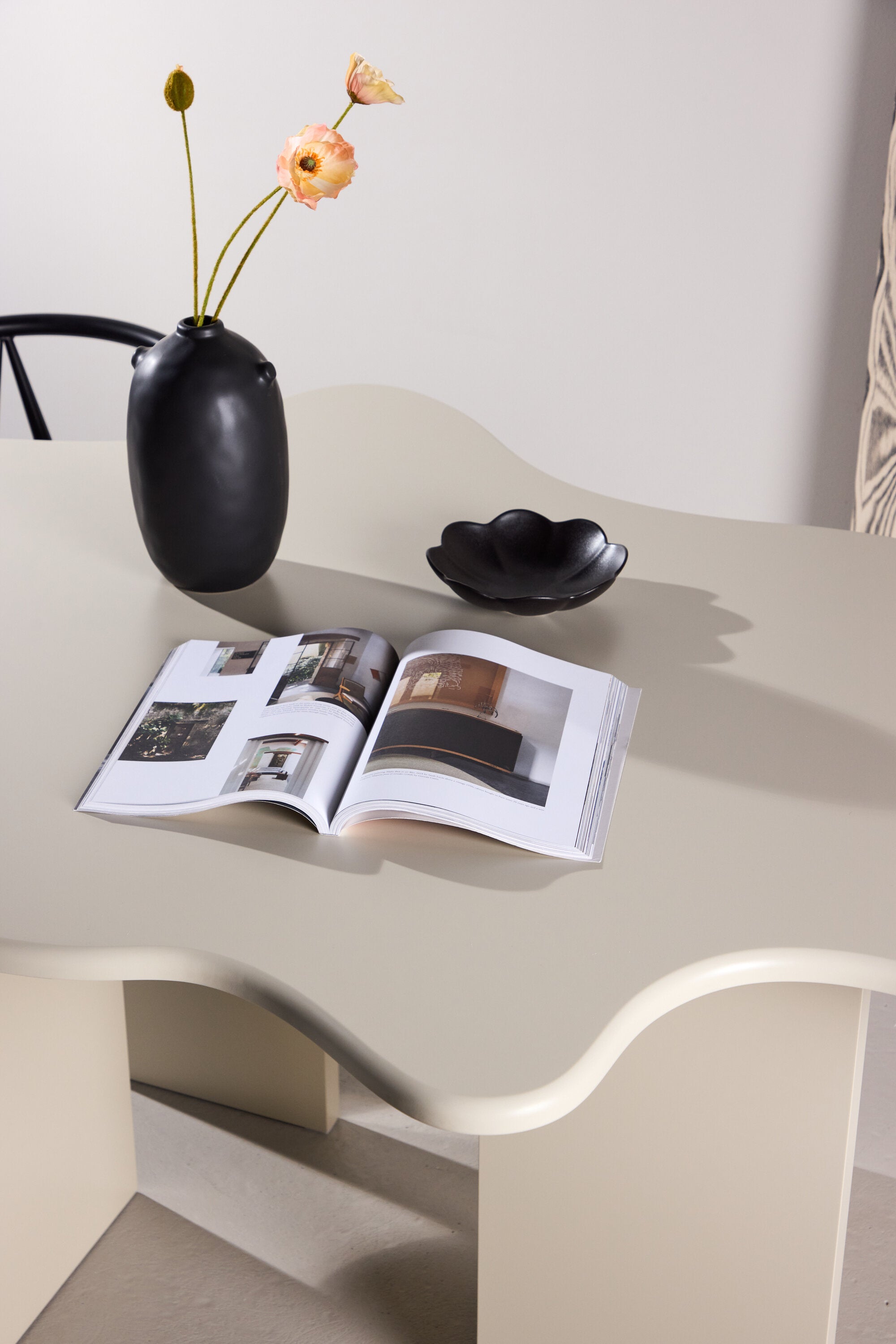 Flower Oval Esstisch in Beige präsentiert im Onlineshop von KAQTU Design AG. Esstisch ist von Vind