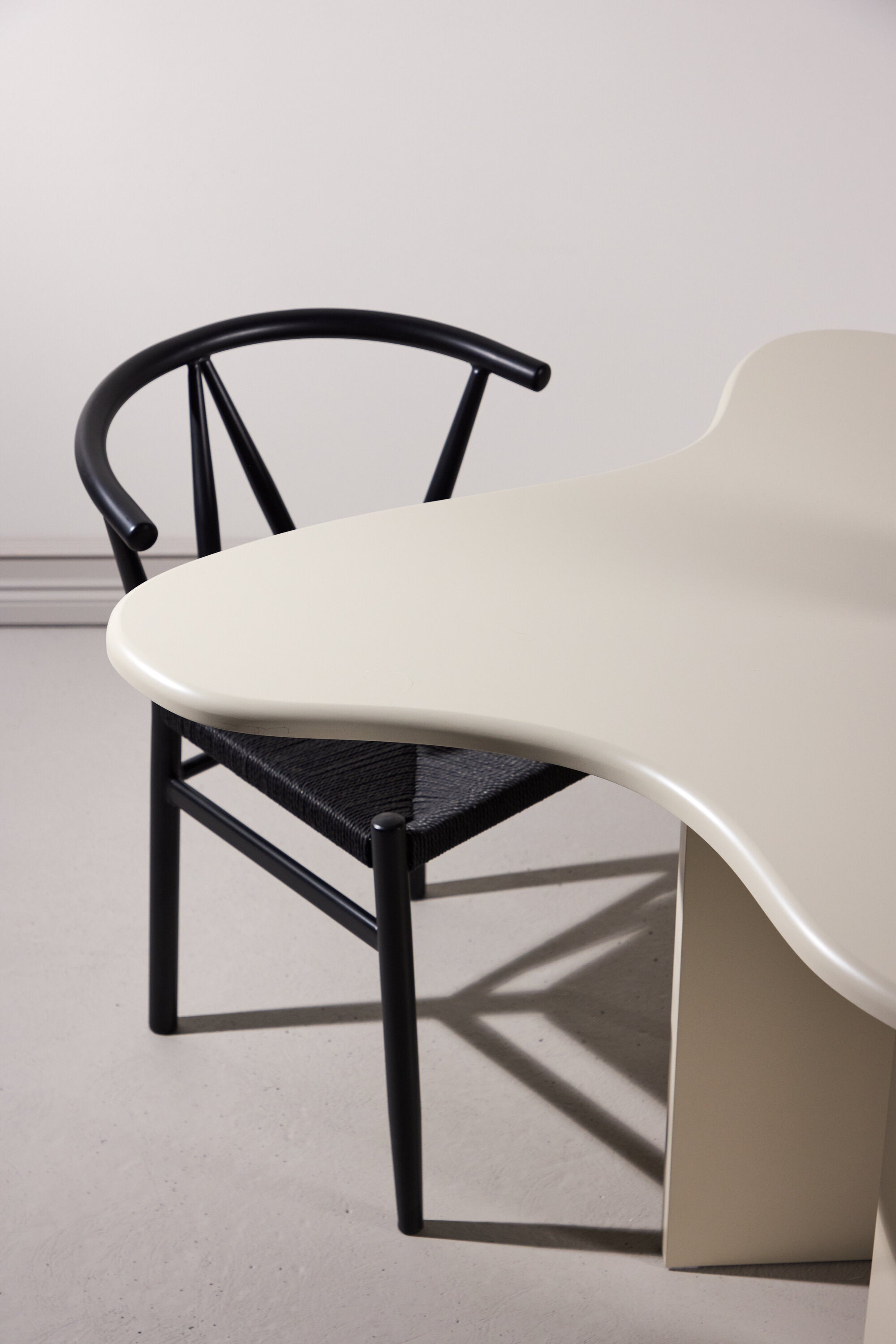 Flower Oval Esstisch in Beige präsentiert im Onlineshop von KAQTU Design AG. Esstisch ist von Vind