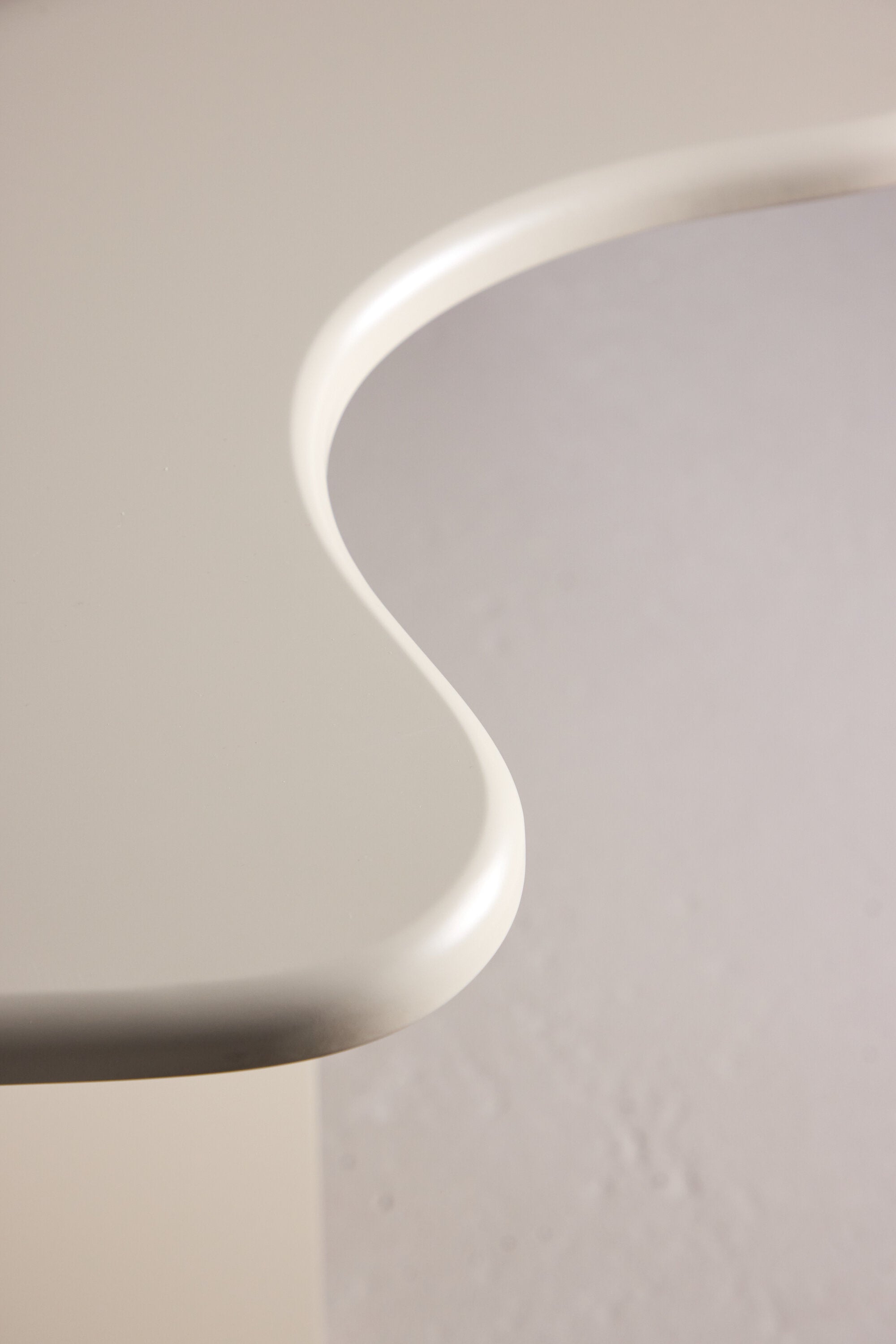 Flower Oval Esstisch in Beige präsentiert im Onlineshop von KAQTU Design AG. Esstisch ist von Vind