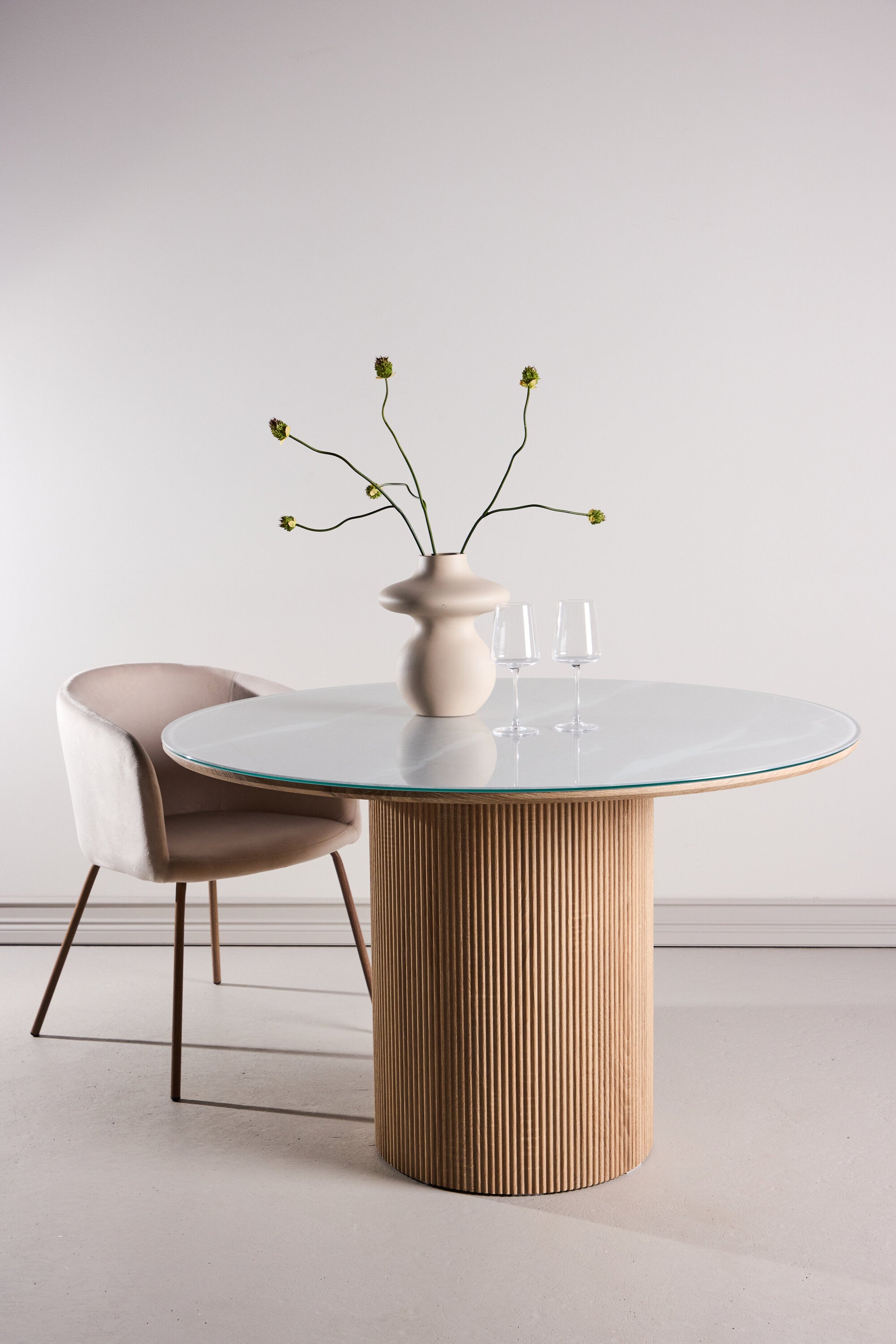 Härön Round Esstisch in Weiss präsentiert im Onlineshop von KAQTU Design AG. Gartentisch ist von Vind