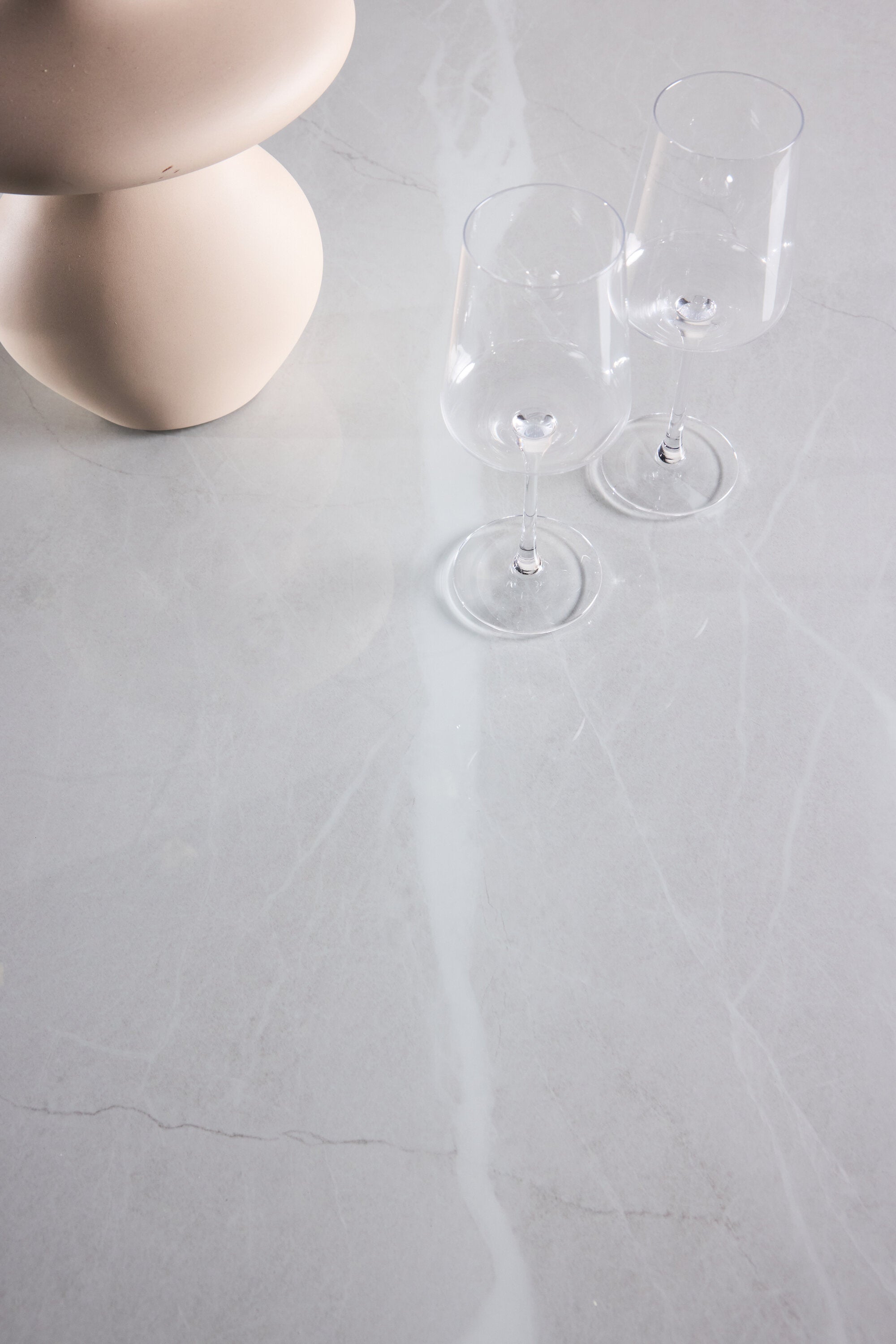 Härön Round Esstisch in Weiss präsentiert im Onlineshop von KAQTU Design AG. Gartentisch ist von Vind