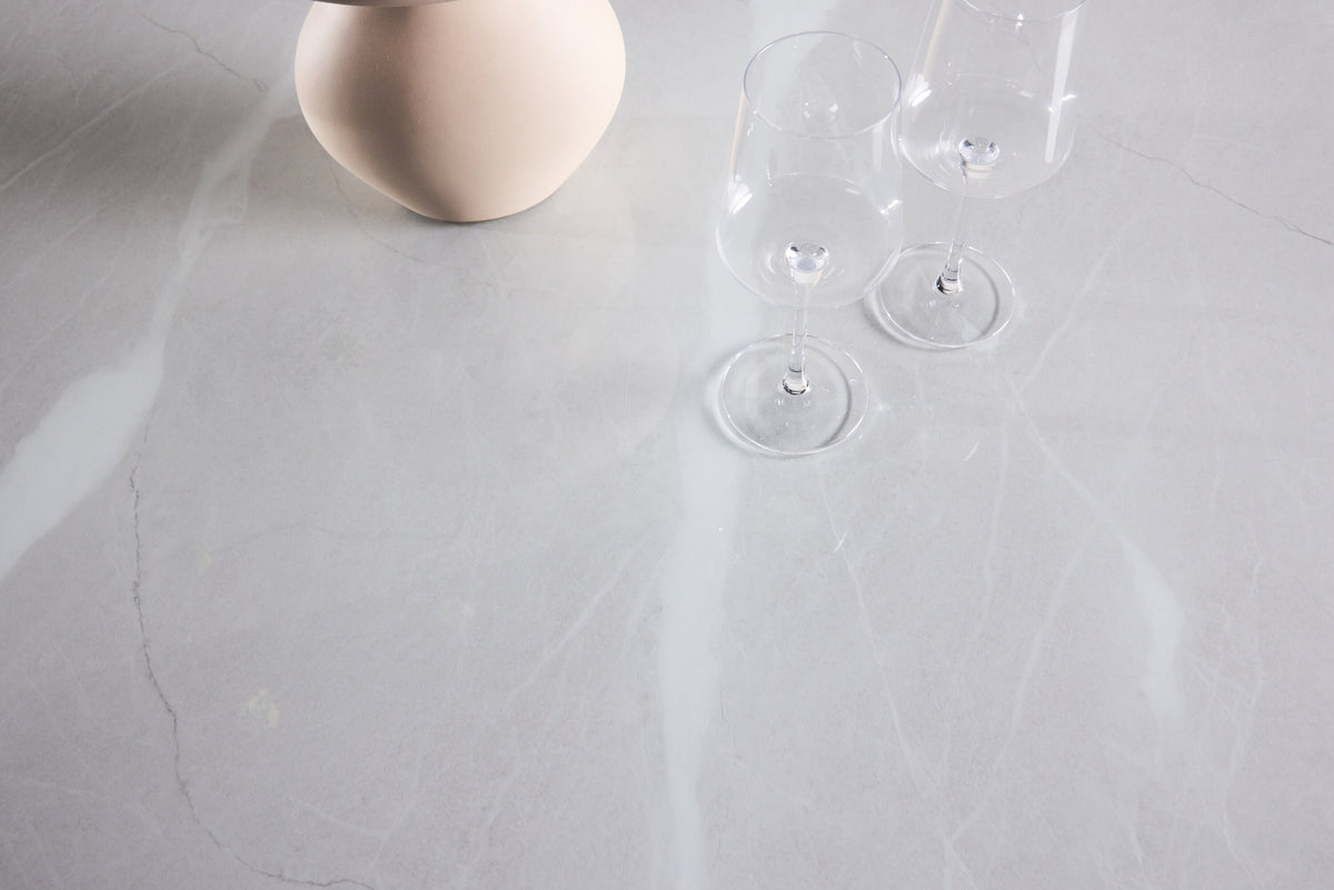 Härön Round Esstisch in Weiss präsentiert im Onlineshop von KAQTU Design AG. Esstisch ist von Vind