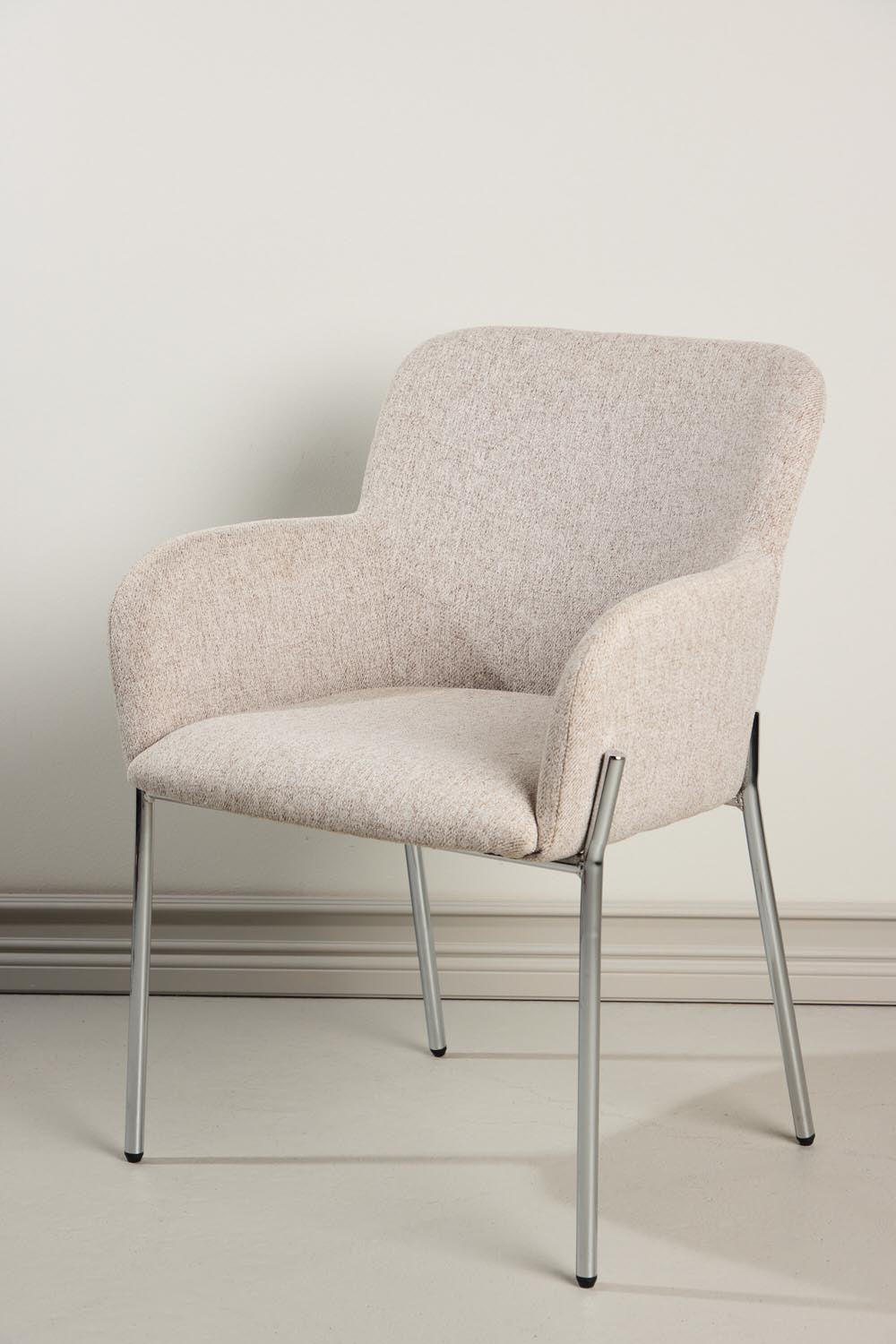 Vätö Esszimmerstuhl in Beige präsentiert im Onlineshop von KAQTU Design AG. Gartenstuhl mit Armlehnen ist von Vind