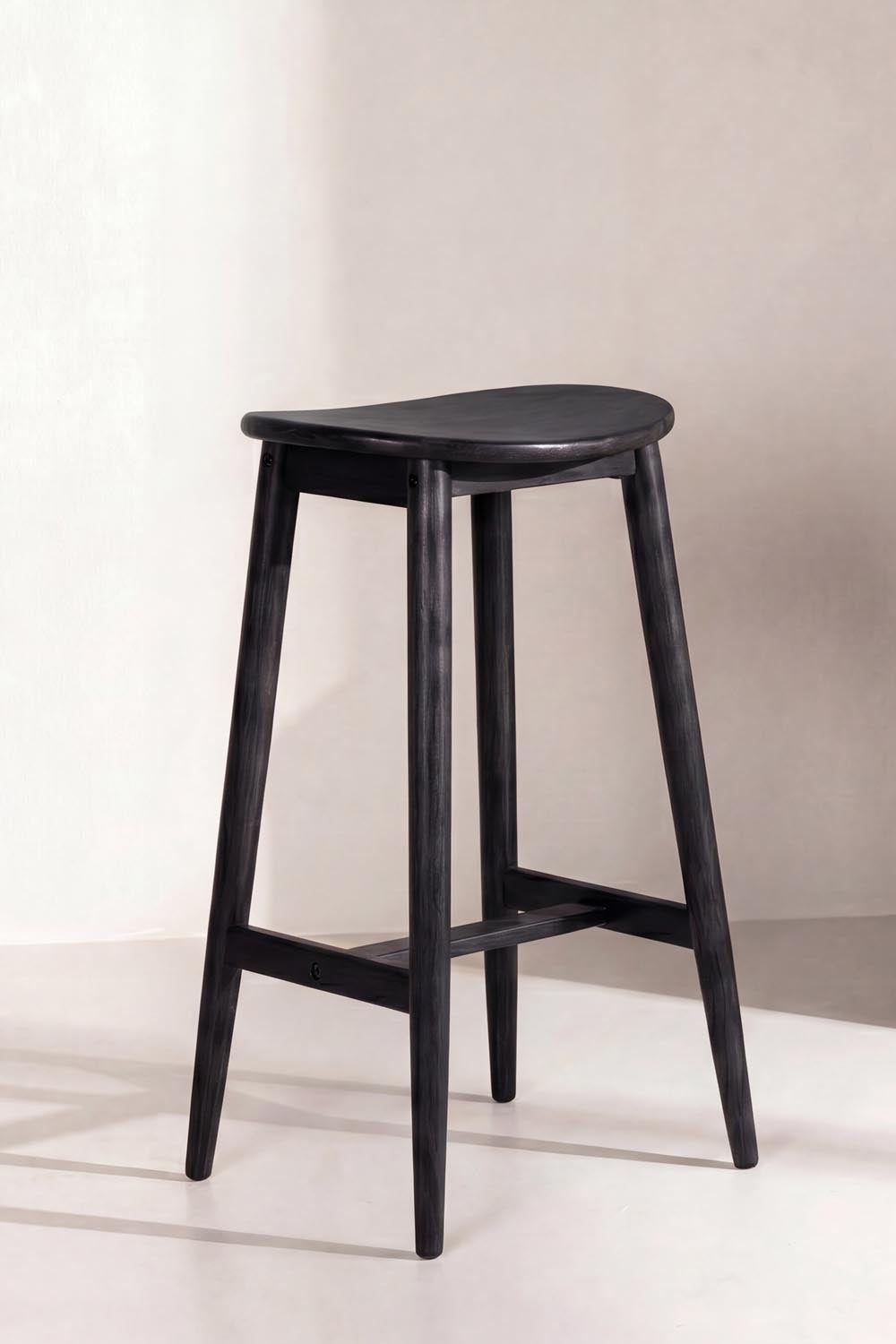 Orust Barhocker in Schwarz präsentiert im Onlineshop von KAQTU Design AG. Barstuhl ist von Vind