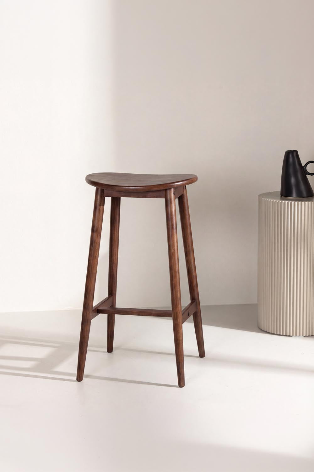 Orust Barhocker in Mokka präsentiert im Onlineshop von KAQTU Design AG. Barstuhl ist von Vind
