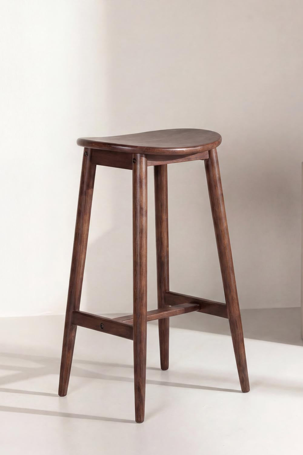 Orust Barhocker in Mokka präsentiert im Onlineshop von KAQTU Design AG. Barstuhl ist von Vind