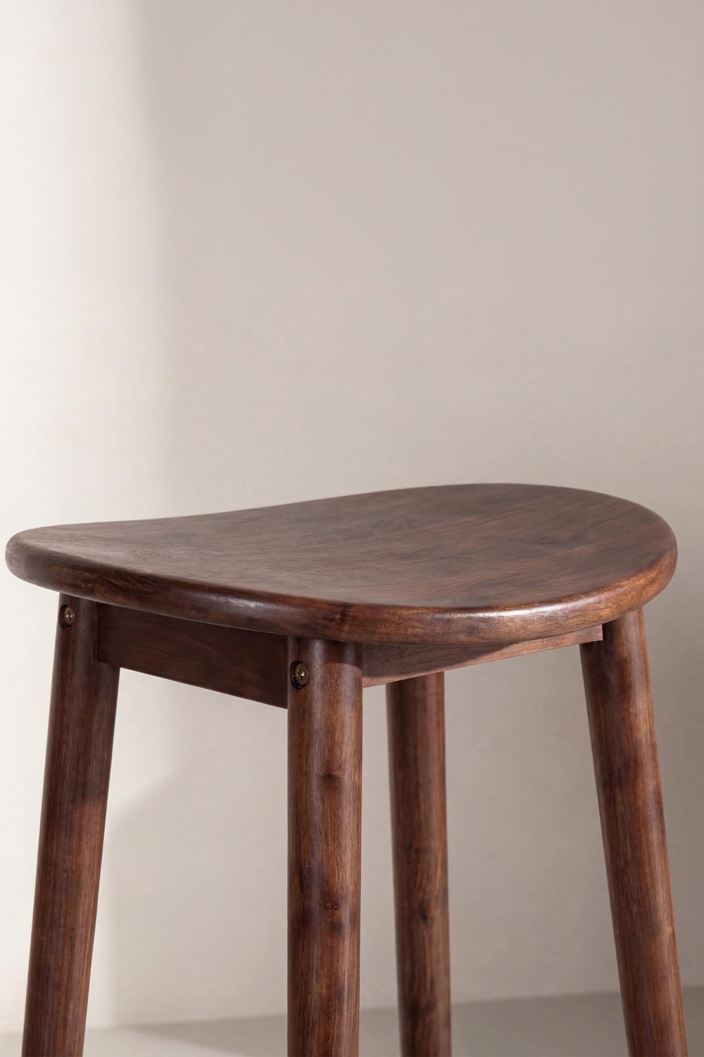 Orust Barhocker in Mokka präsentiert im Onlineshop von KAQTU Design AG. Barstuhl ist von Vind