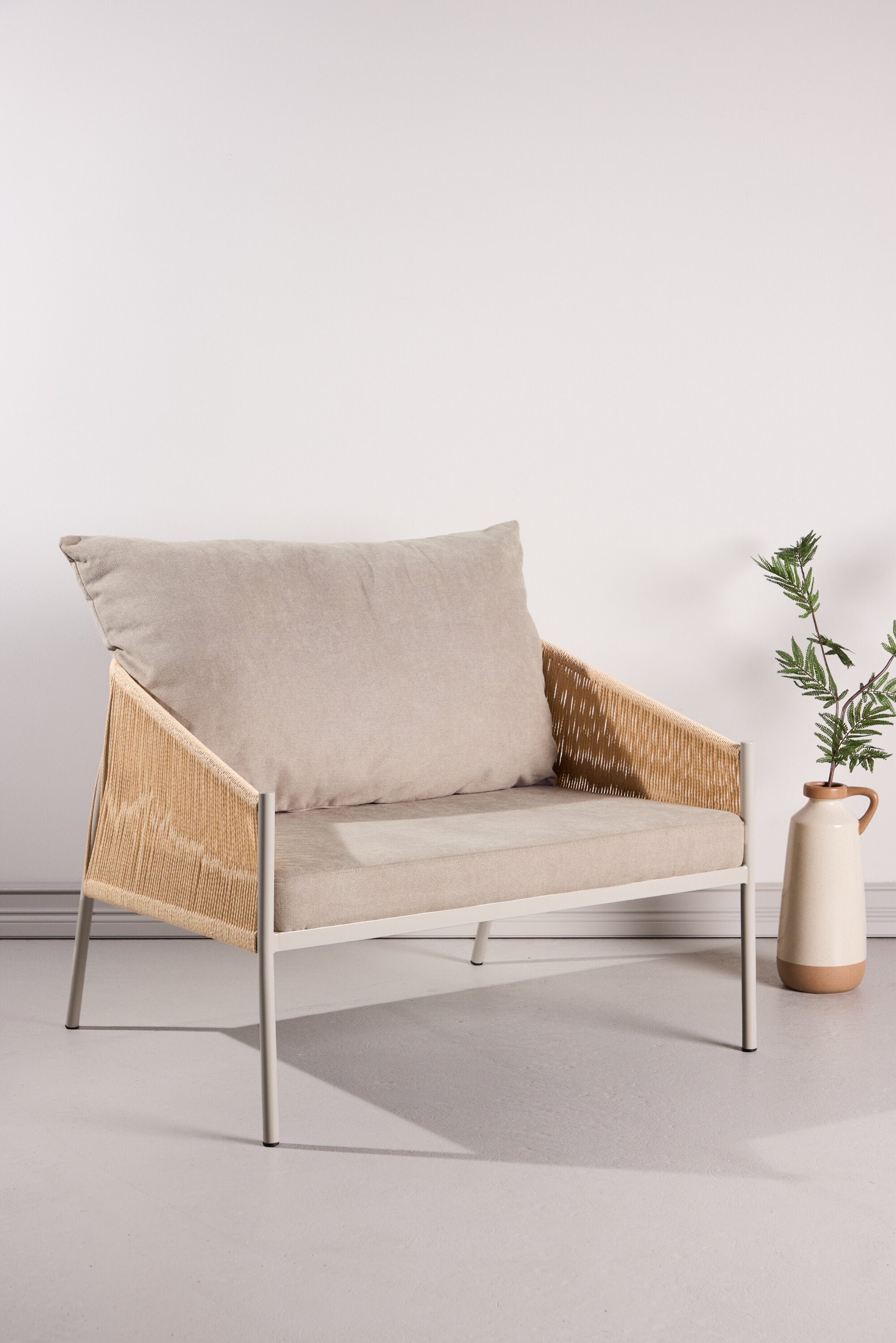 Louie Sessel in Beige präsentiert im Onlineshop von KAQTU Design AG. Sessel mit Armlehnen ist von Vind