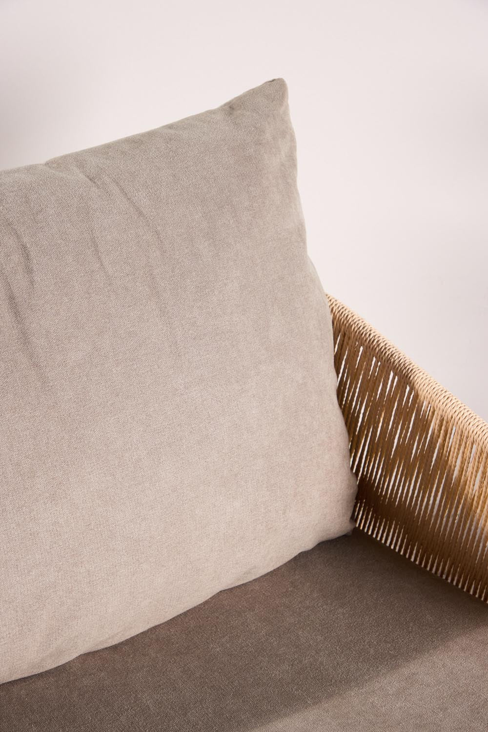 Louie Sessel in Beige präsentiert im Onlineshop von KAQTU Design AG. Sessel mit Armlehnen ist von Vind