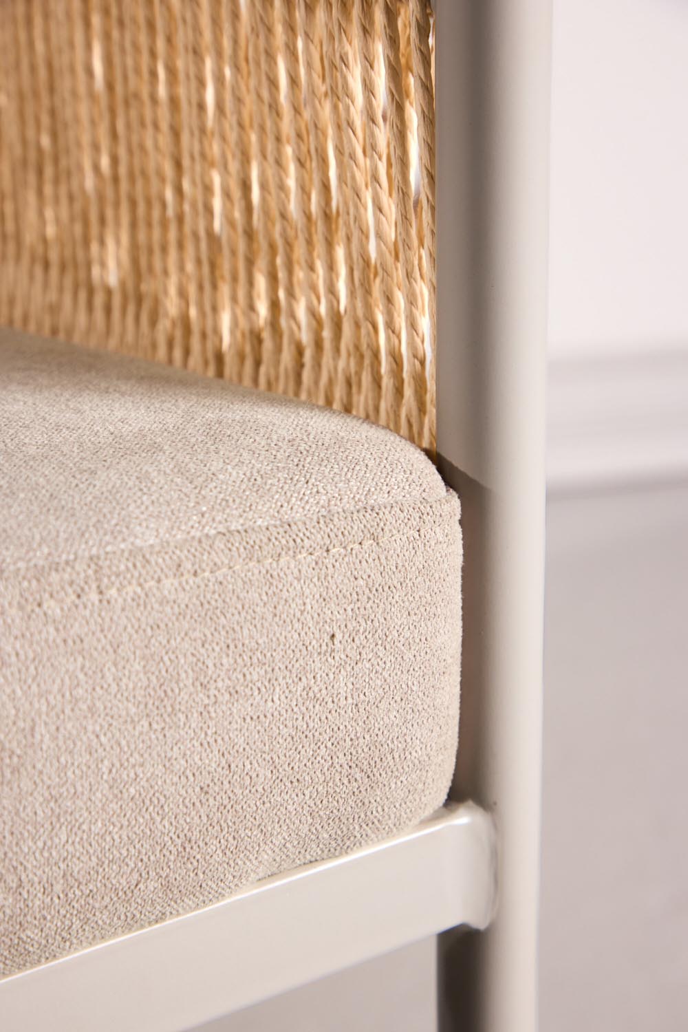 Louie Sessel in Beige präsentiert im Onlineshop von KAQTU Design AG. Sessel mit Armlehnen ist von Vind