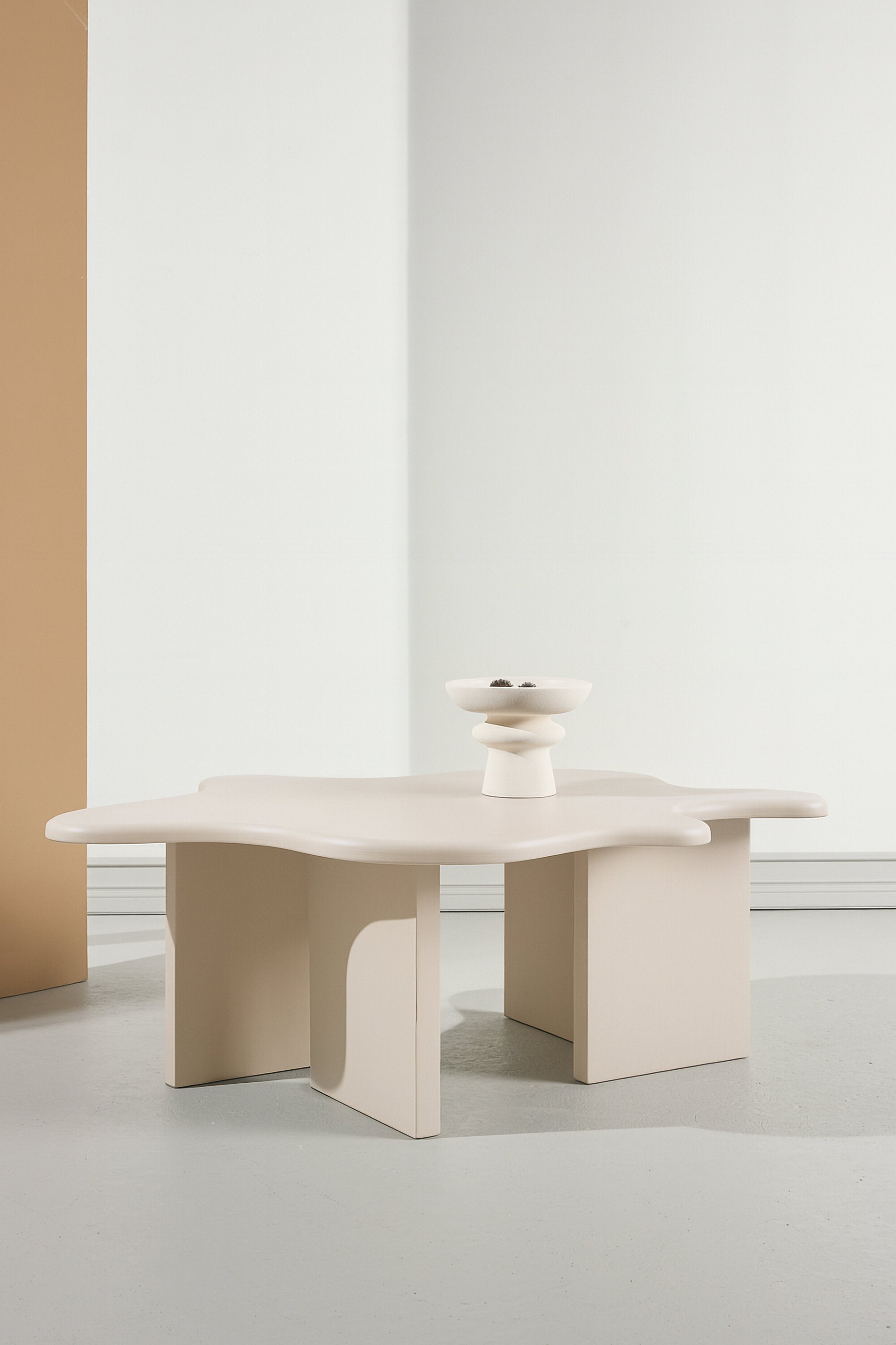 Flower Beistelltisch in Beige präsentiert im Onlineshop von KAQTU Design AG. Beistelltisch ist von Vind