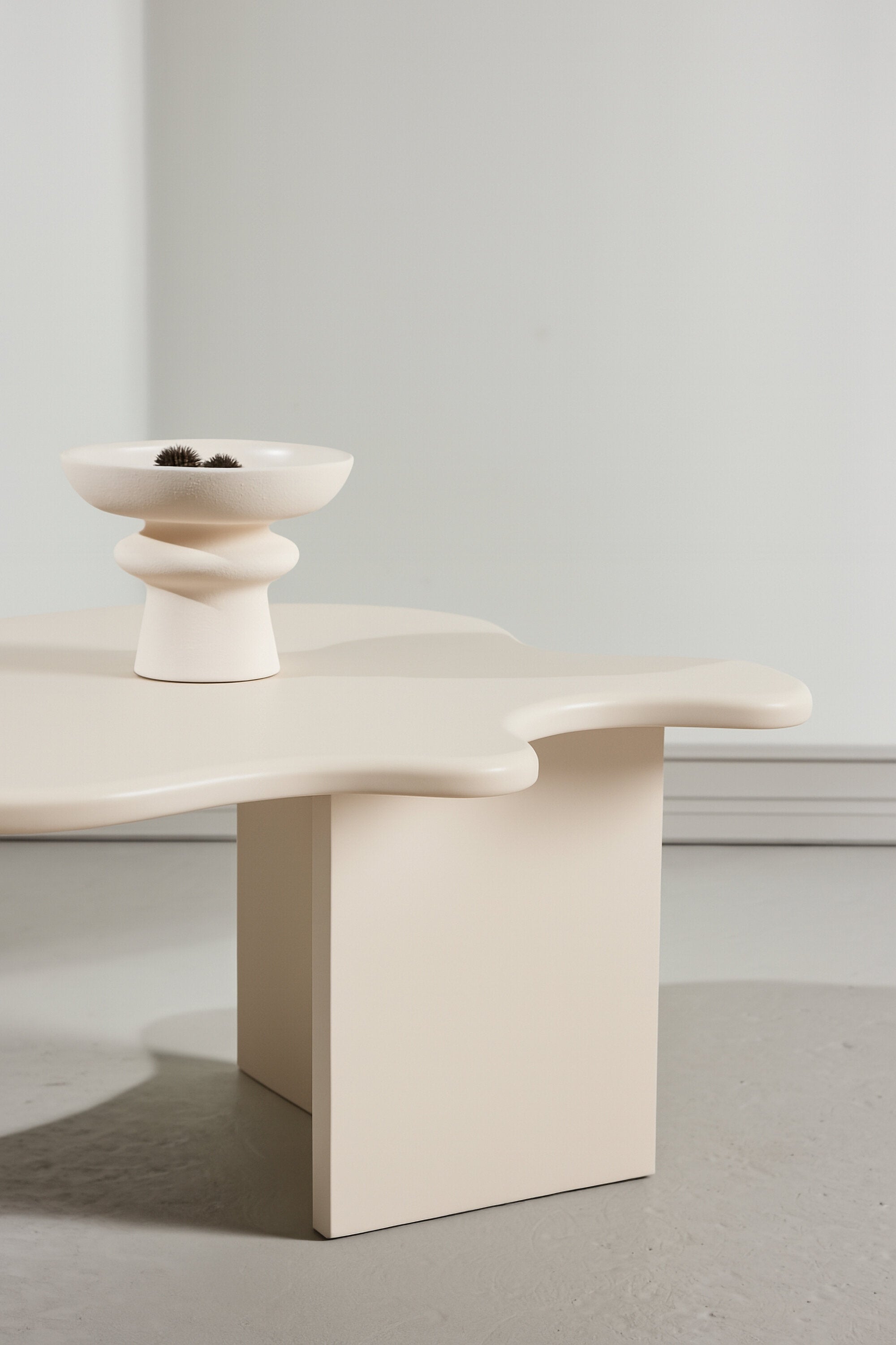 Flower Beistelltisch in Beige präsentiert im Onlineshop von KAQTU Design AG. Beistelltisch ist von Vind