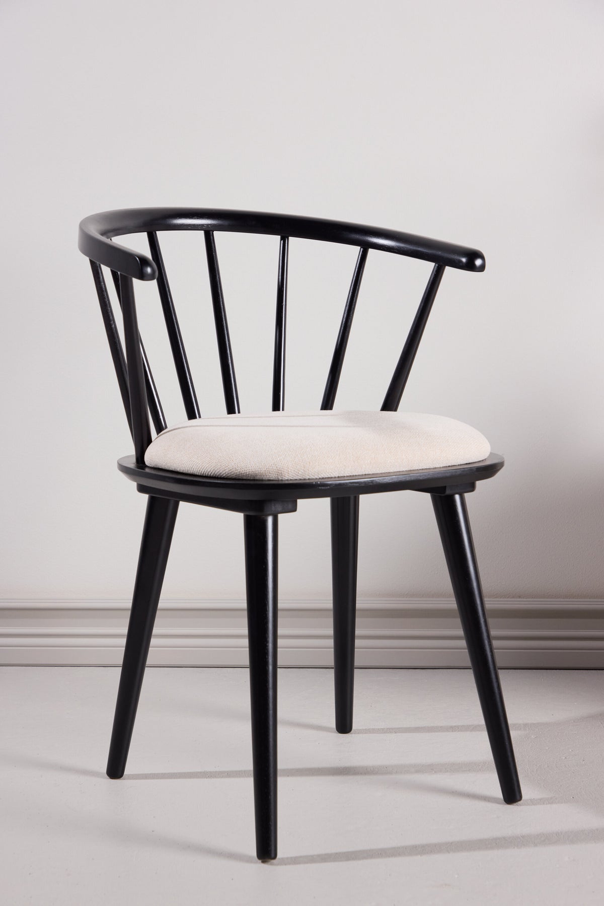 Bobby Esszimmerstuhl in Schwarz präsentiert im Onlineshop von KAQTU Design AG. Gartenstuhl mit Armlehnen ist von Venture Home