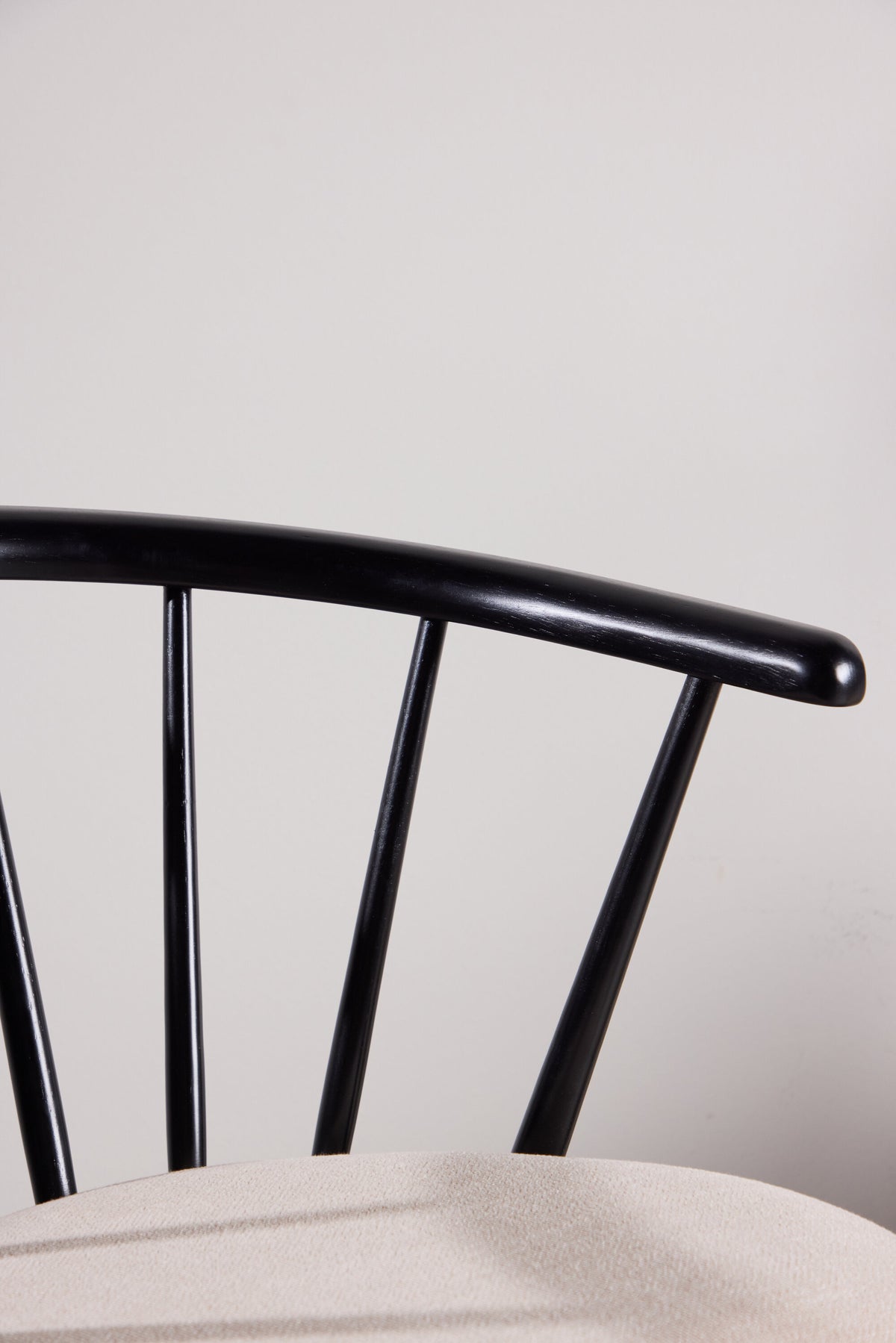 Bobby Esszimmerstuhl in Schwarz präsentiert im Onlineshop von KAQTU Design AG. Gartenstuhl mit Armlehnen ist von Venture Home