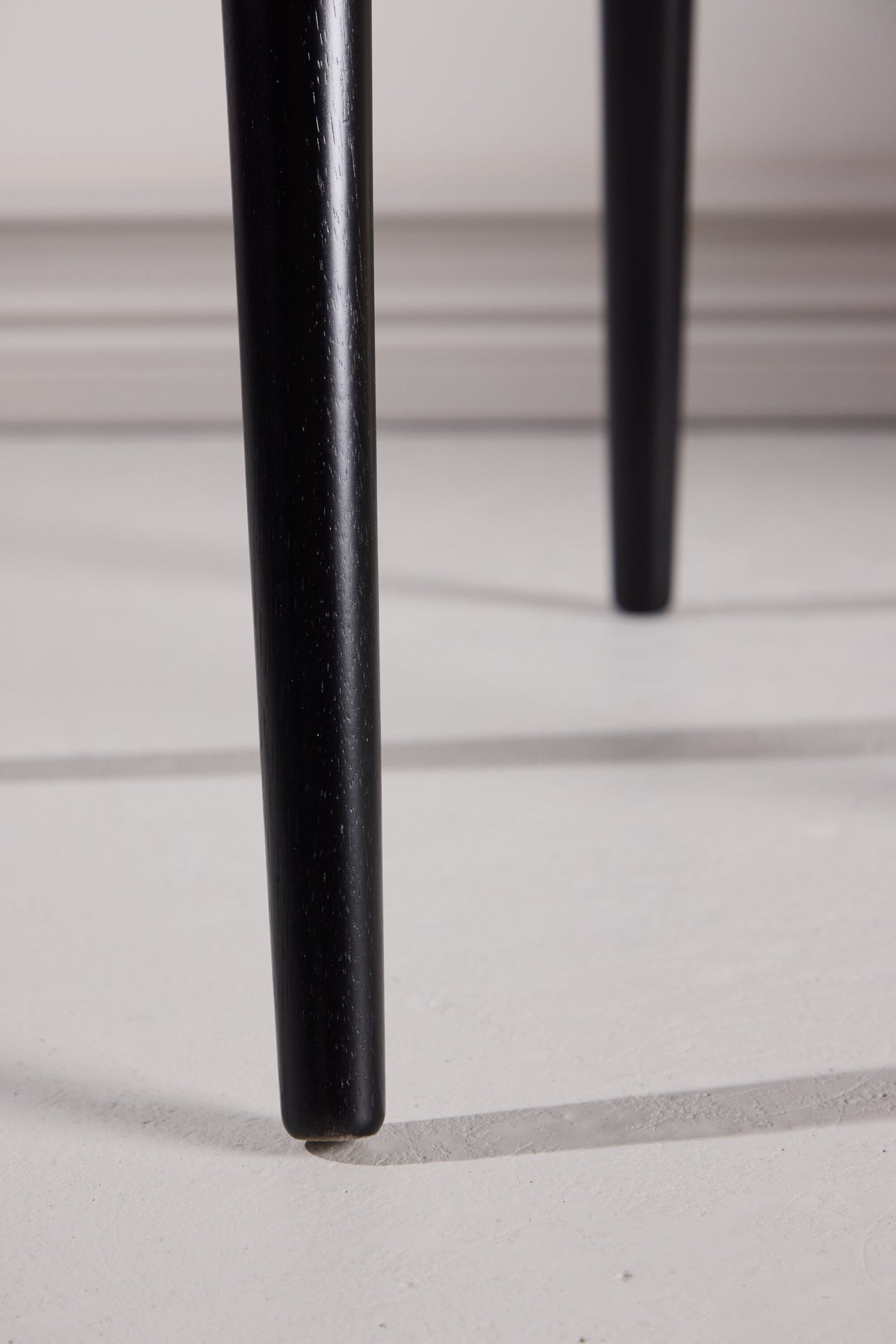 Bobby Esszimmerstuhl in Schwarz präsentiert im Onlineshop von KAQTU Design AG. Gartenstuhl mit Armlehnen ist von Venture Home