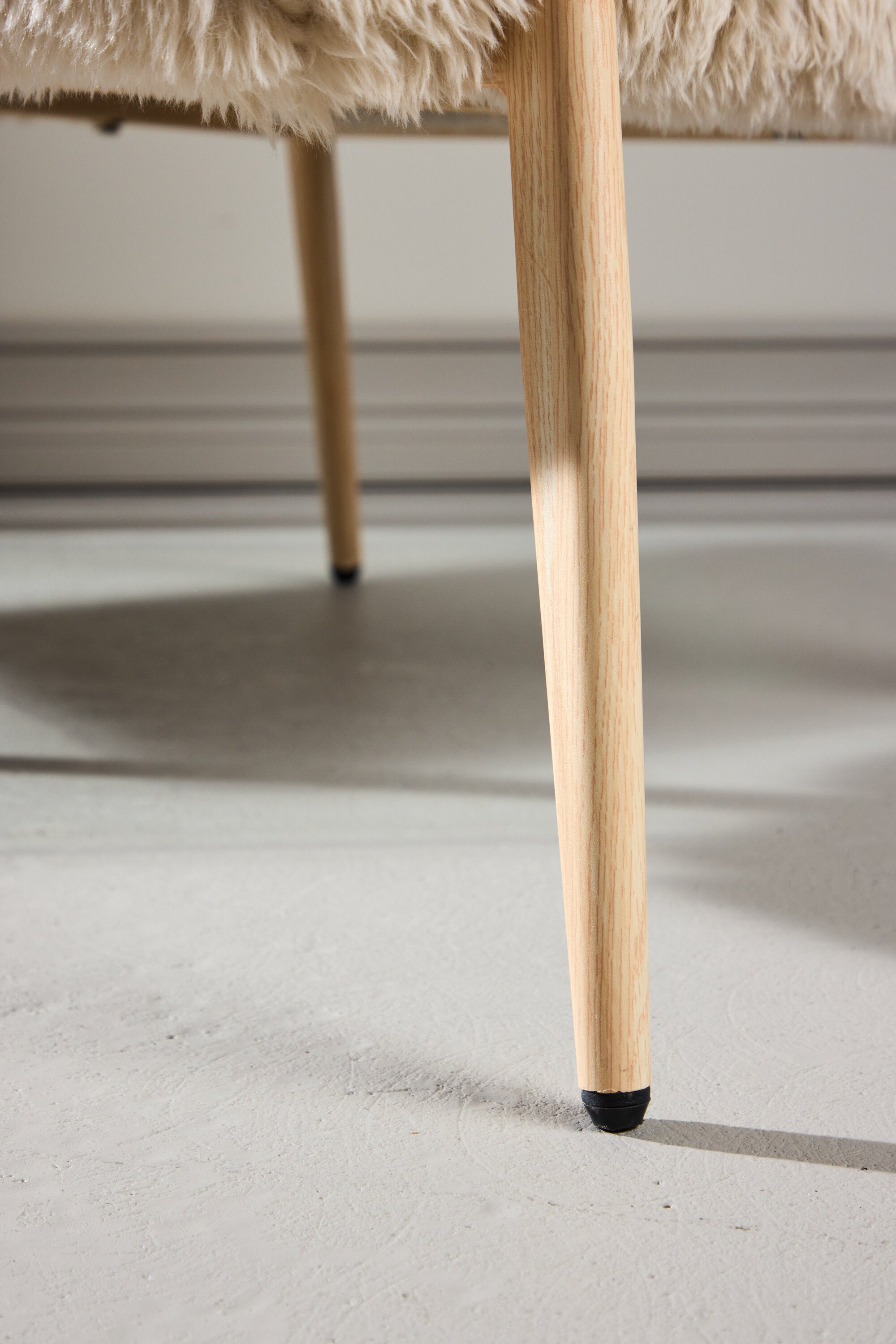 Zenzi Sessel in Beige präsentiert im Onlineshop von KAQTU Design AG. Sessel mit Armlehnen ist von Venture Home