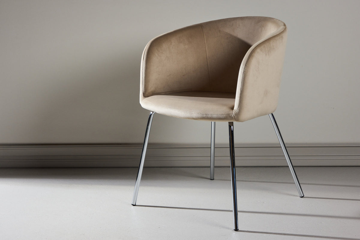 Berit Esszimmerstuhl von Venture Home mit braunem Polyester-Cord-Sitz, schwarzen Stahlbeinen und Armlehnen, modernes schlichtes Design