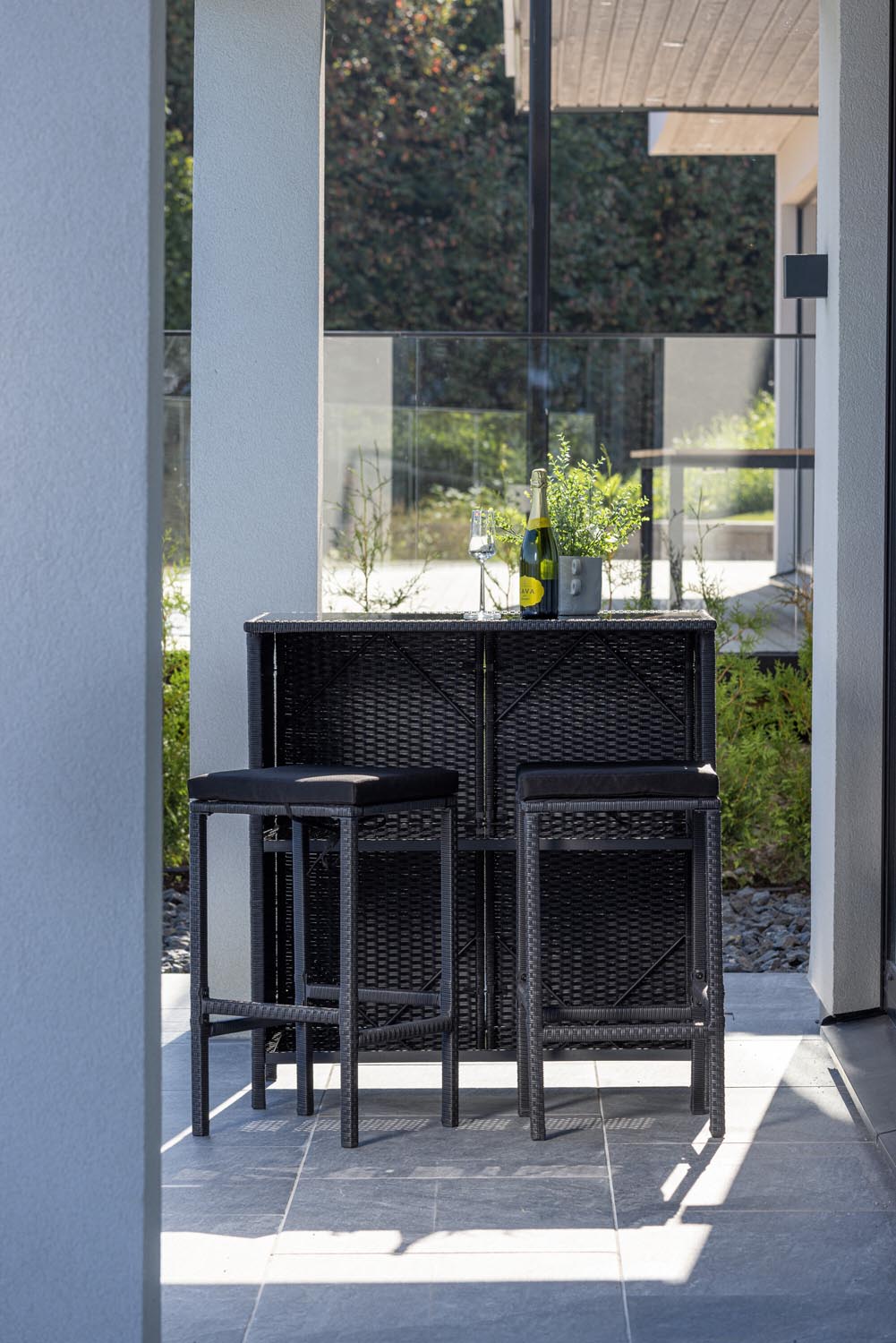 Knock Bar Set in Schwarz Schwarz präsentiert im Onlineshop von KAQTU Design AG. Loungeset ist von Venture Home