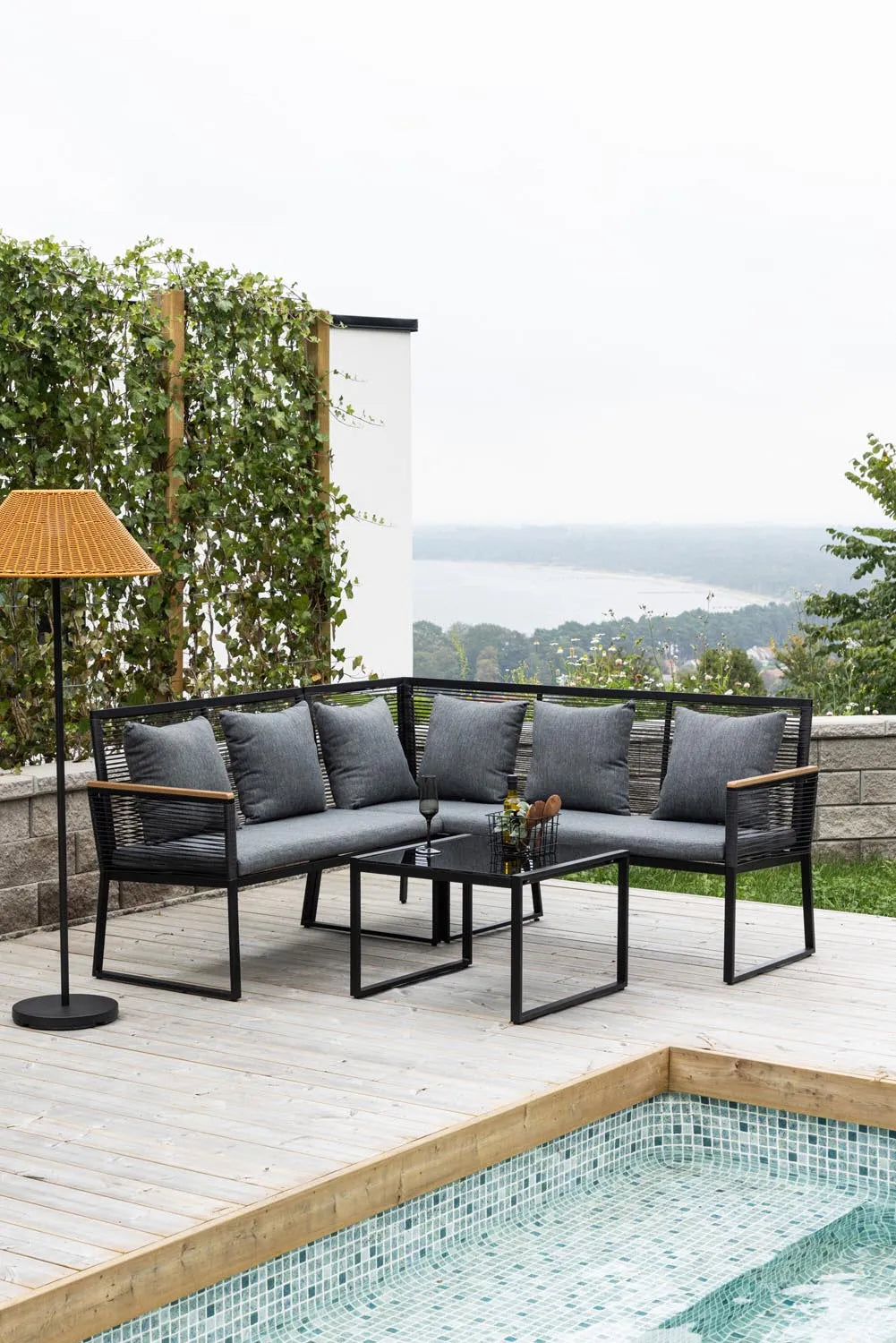 Modernes Dallas Lounge Set von Venture Home für Gartenkomfort.