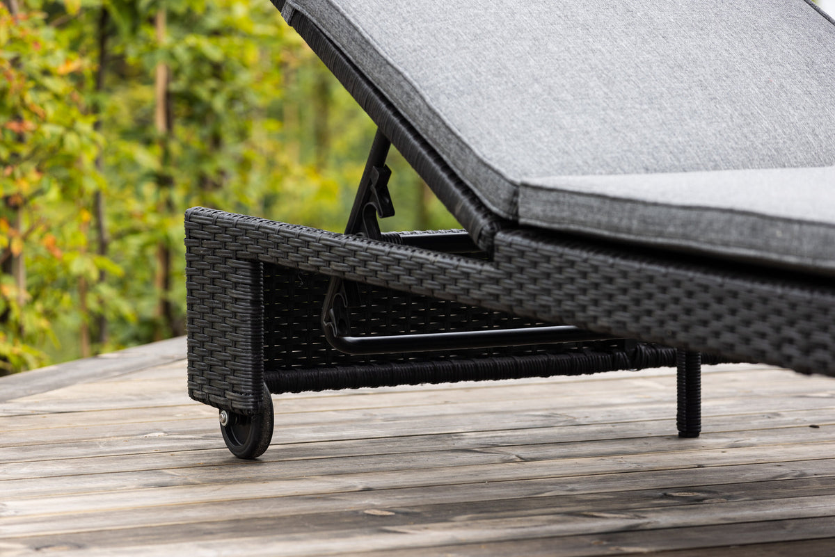 Sonnenliege London von Venture Home in Schwarz mit grauem Kissen und Korbgeflecht
