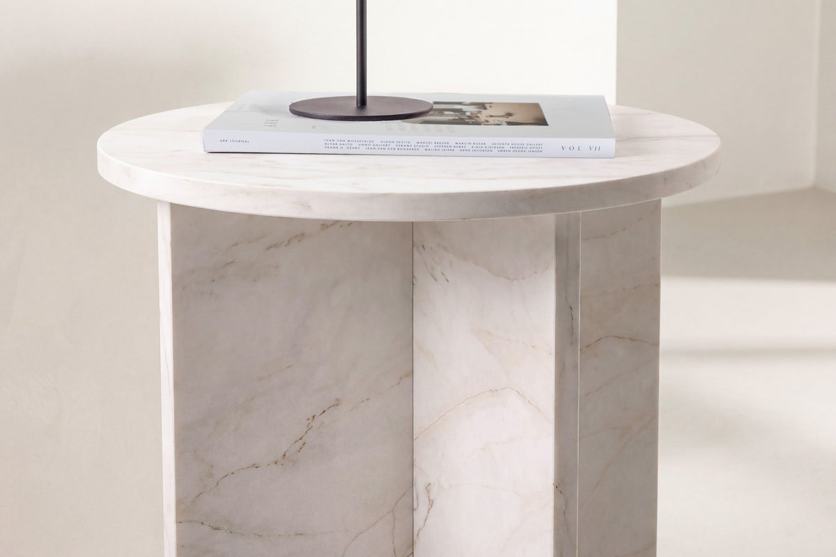 Runder Beistelltisch Ålesund in Beige mit marmoriert wirkender MDF-Tischplatte und schlanken MDF-Beinen, Durchmesser 50 cm, skandinavisches Design.