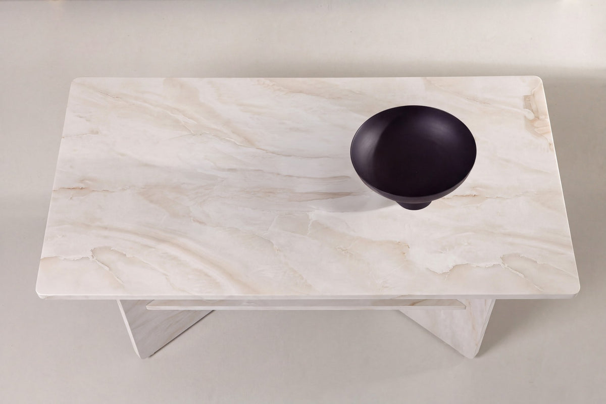 Beistelltisch Ålesund von Venture Home in Beige mit marmorierter MDF-Tischplatte und schlanken MDF-Beinen, rechteckige Form.