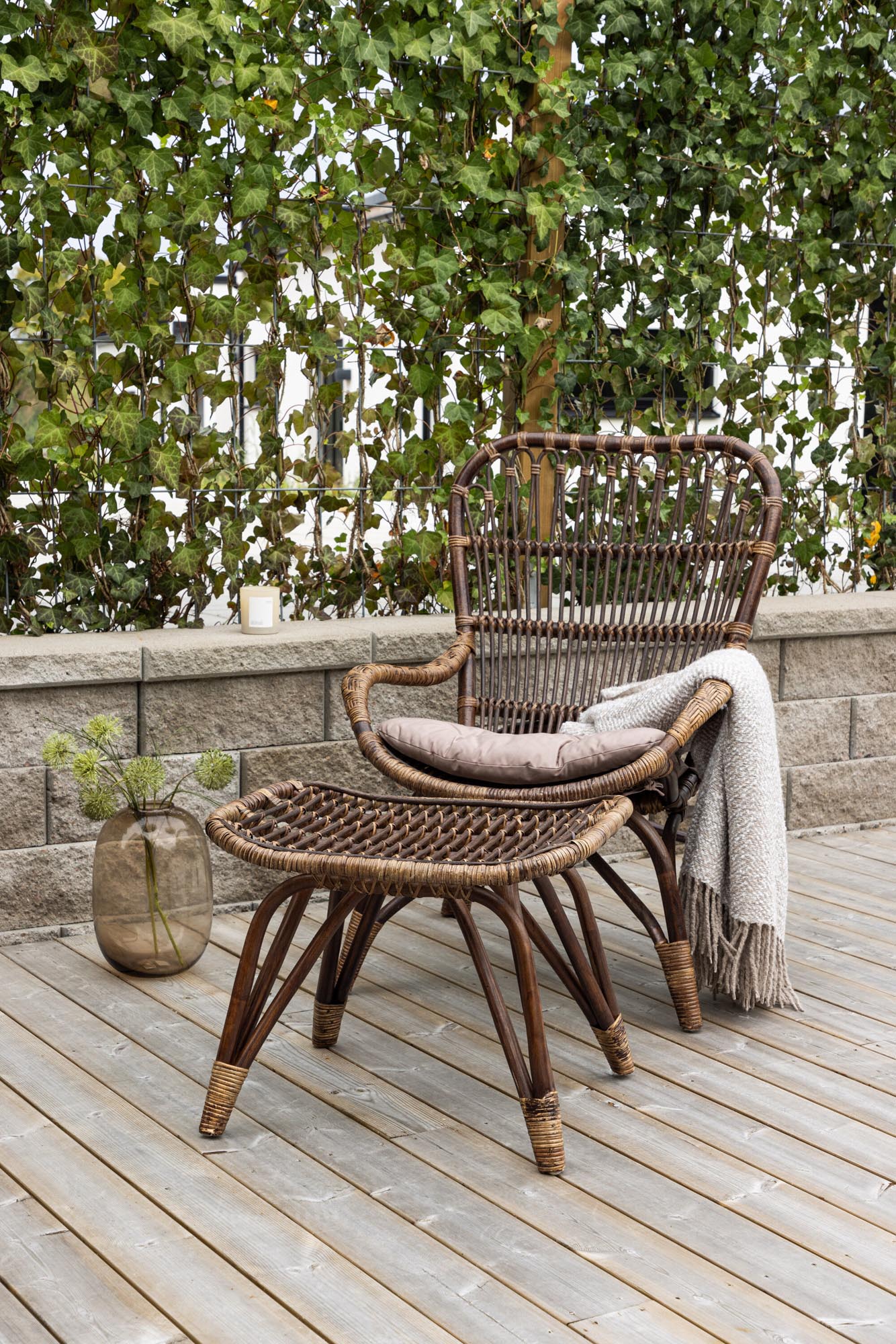 Der Ella Lounge Stuhl von Venture Home bietet zeitgemäßen Stil und Bequemlichkeit für moderne und elegante Wohnbereiche.