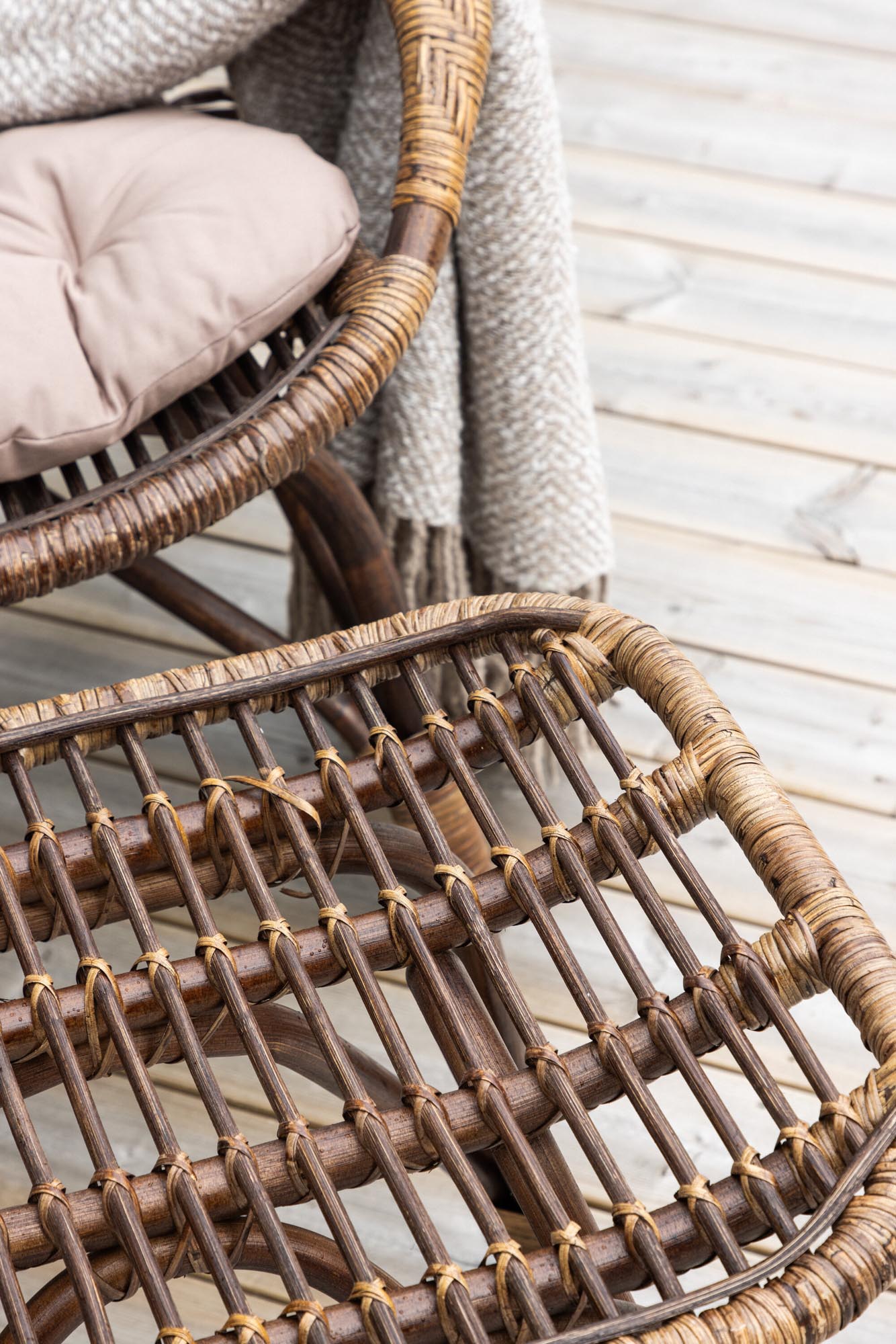Der Ella Lounge Stuhl von Venture Home bietet zeitgemäßen Stil und Bequemlichkeit für moderne und elegante Wohnbereiche.