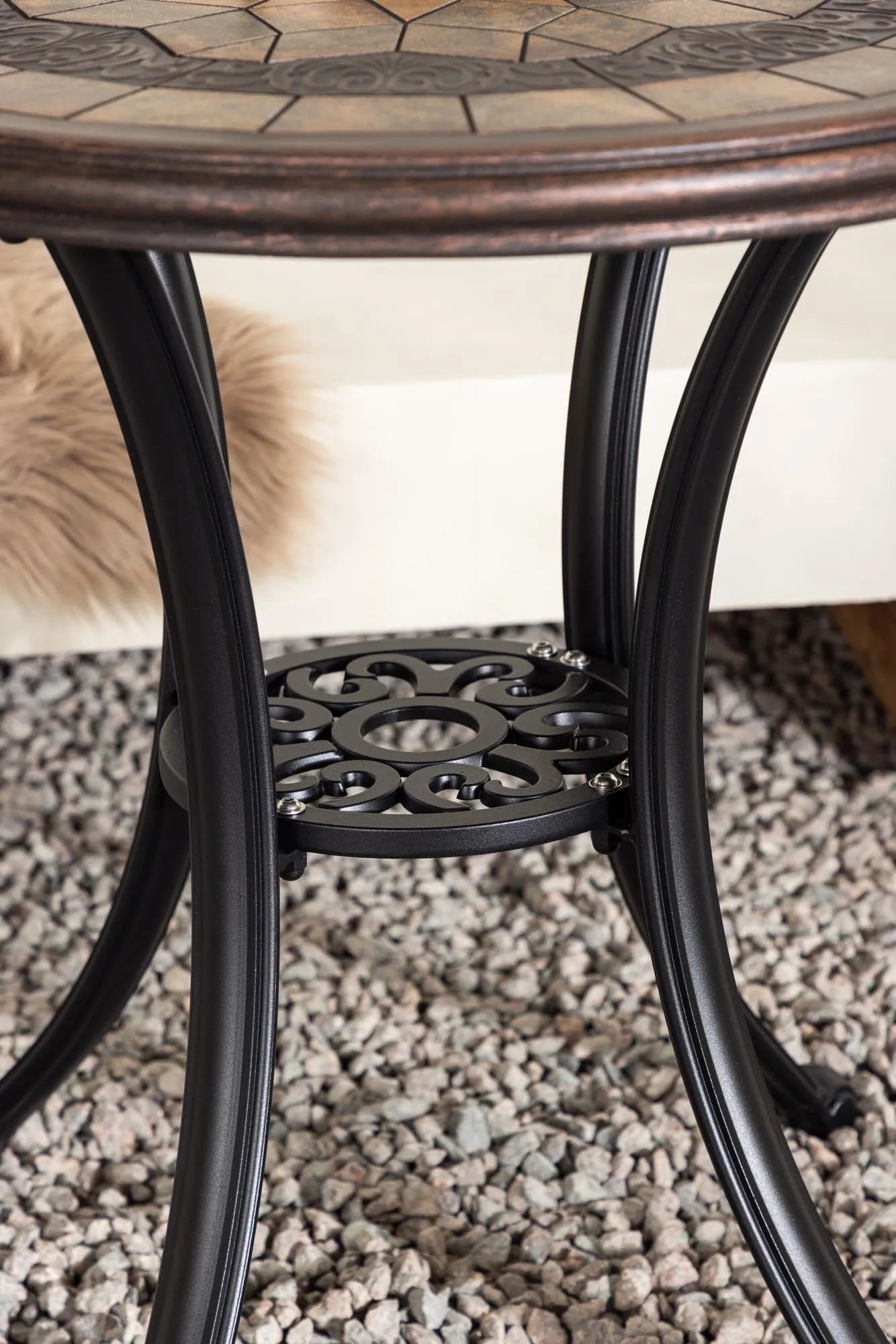 Eleganter Leiria Tisch: Perfekt für trendige Cafés und Bistros.