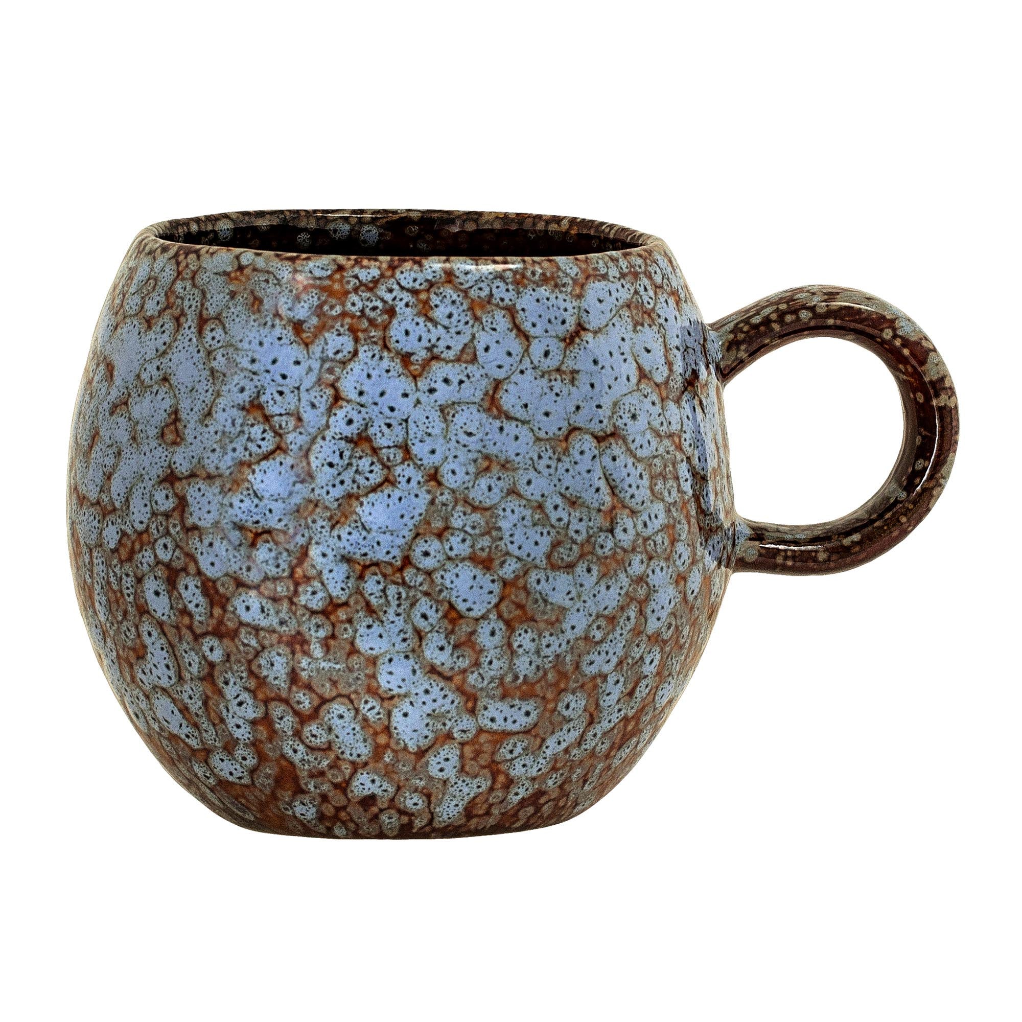 Entdecken Sie die stilvolle Paula Tasse in Blau aus Steingut von Bloomingville. Perfekt für Kaffeegenuss und als Blickfang in Ihrer Küche.