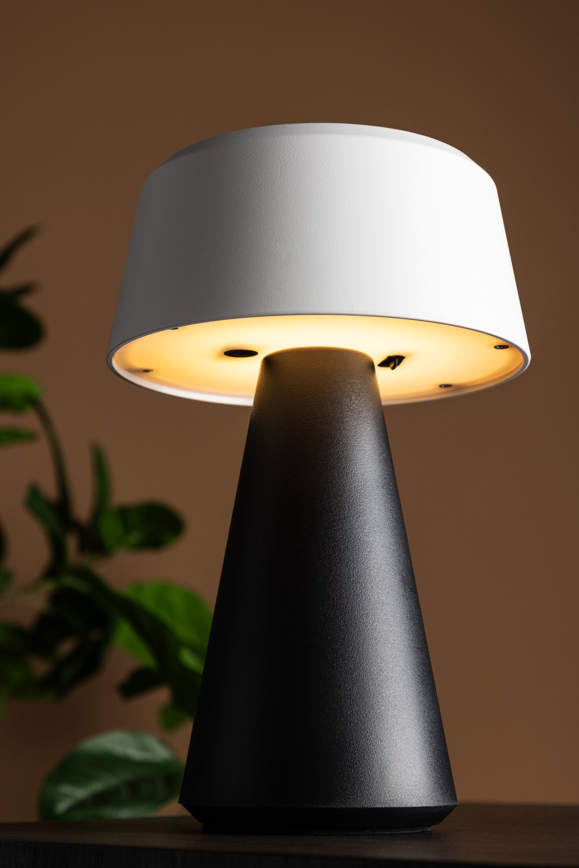 Statford Tischleuchte in Schwarz-Weiss präsentiert im Onlineshop von KAQTU Design AG. Tischleuchte ist von Venture Home