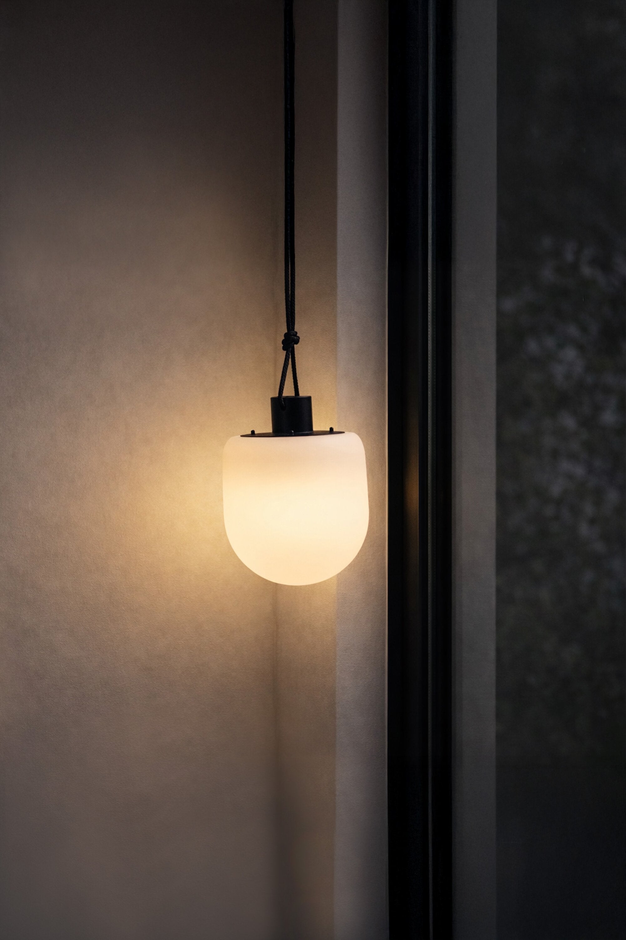 Colie Pendelleuchte in Schwarz-Weiss präsentiert im Onlineshop von KAQTU Design AG. Pendelleuchte ist von Venture Home