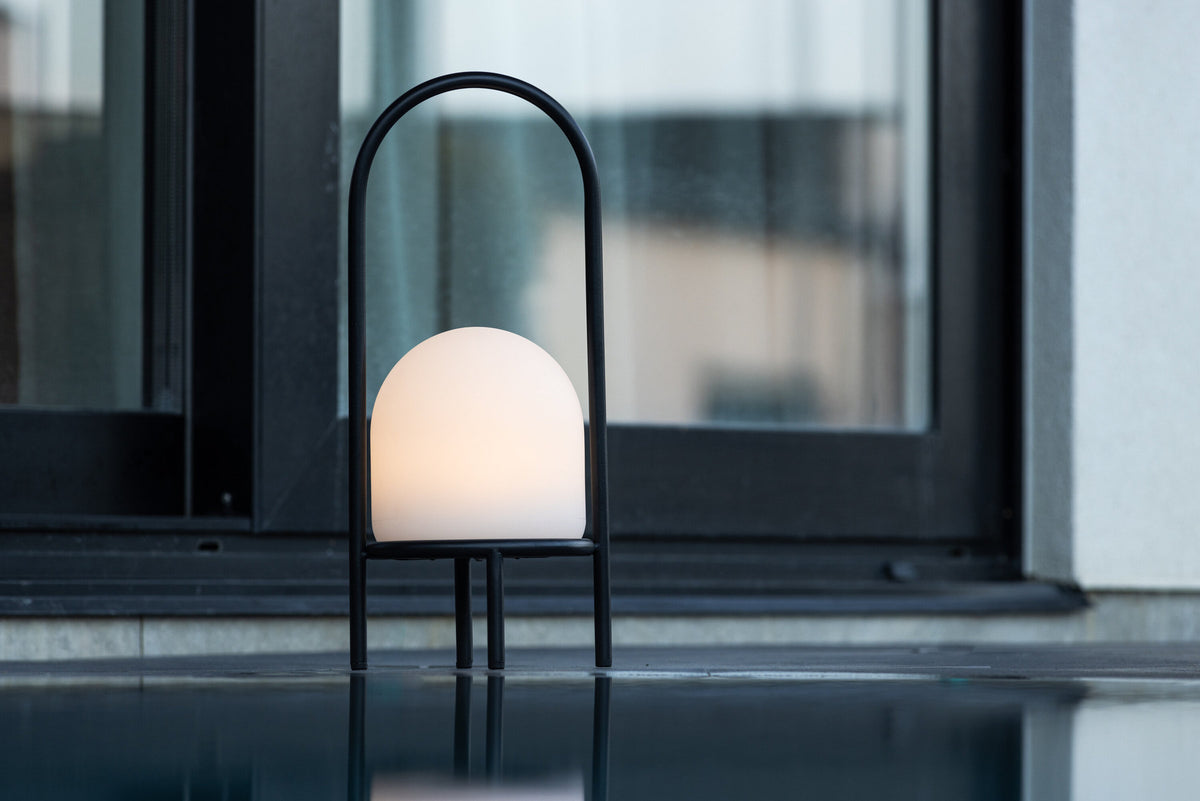 Colie Tischleuchte in Schwarz-Weiss präsentiert im Onlineshop von KAQTU Design AG. Tischleuchte ist von Venture Home
