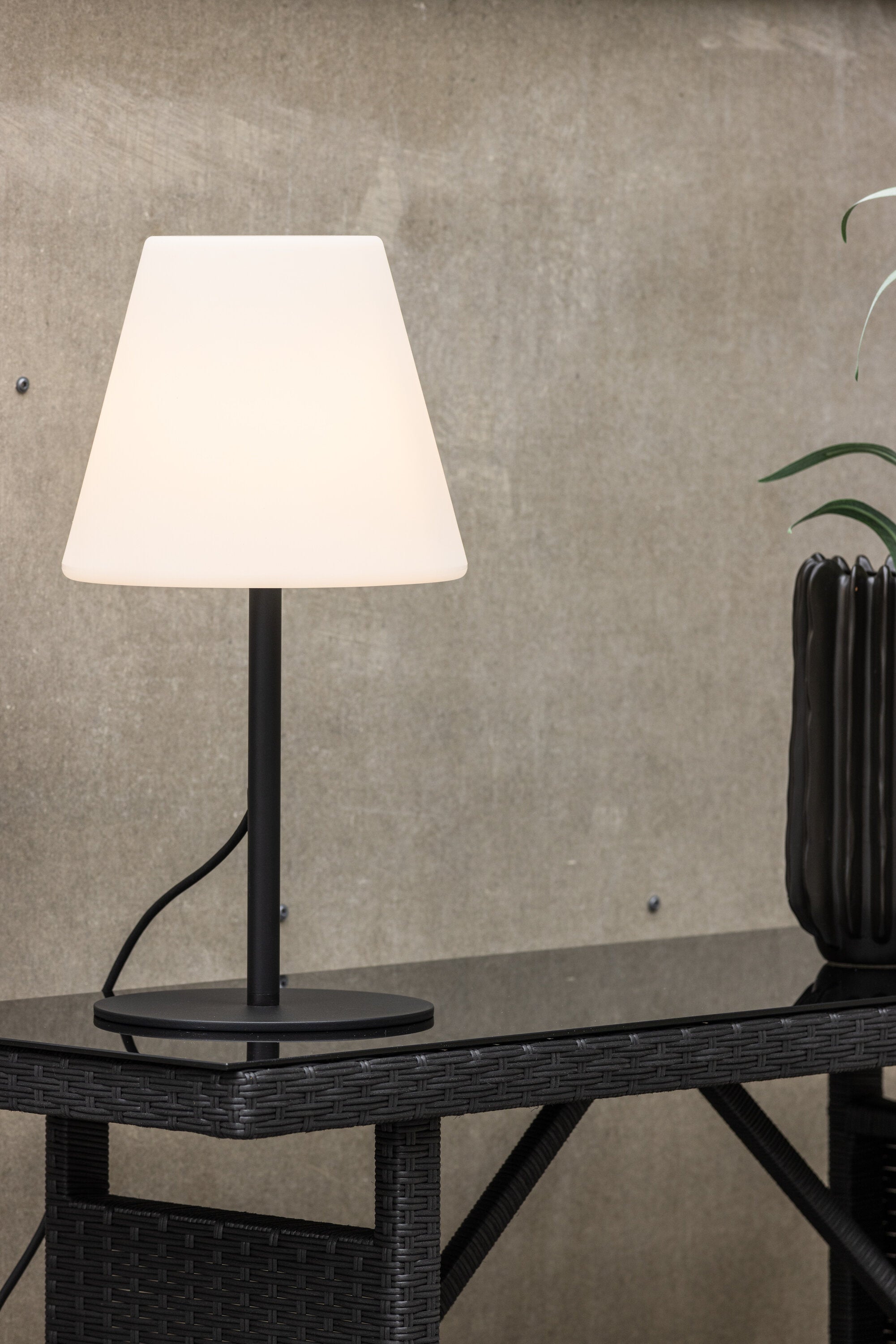 Moris Tischleuchte in Schwarz-Weiss präsentiert im Onlineshop von KAQTU Design AG. Tischleuchte ist von Venture Home