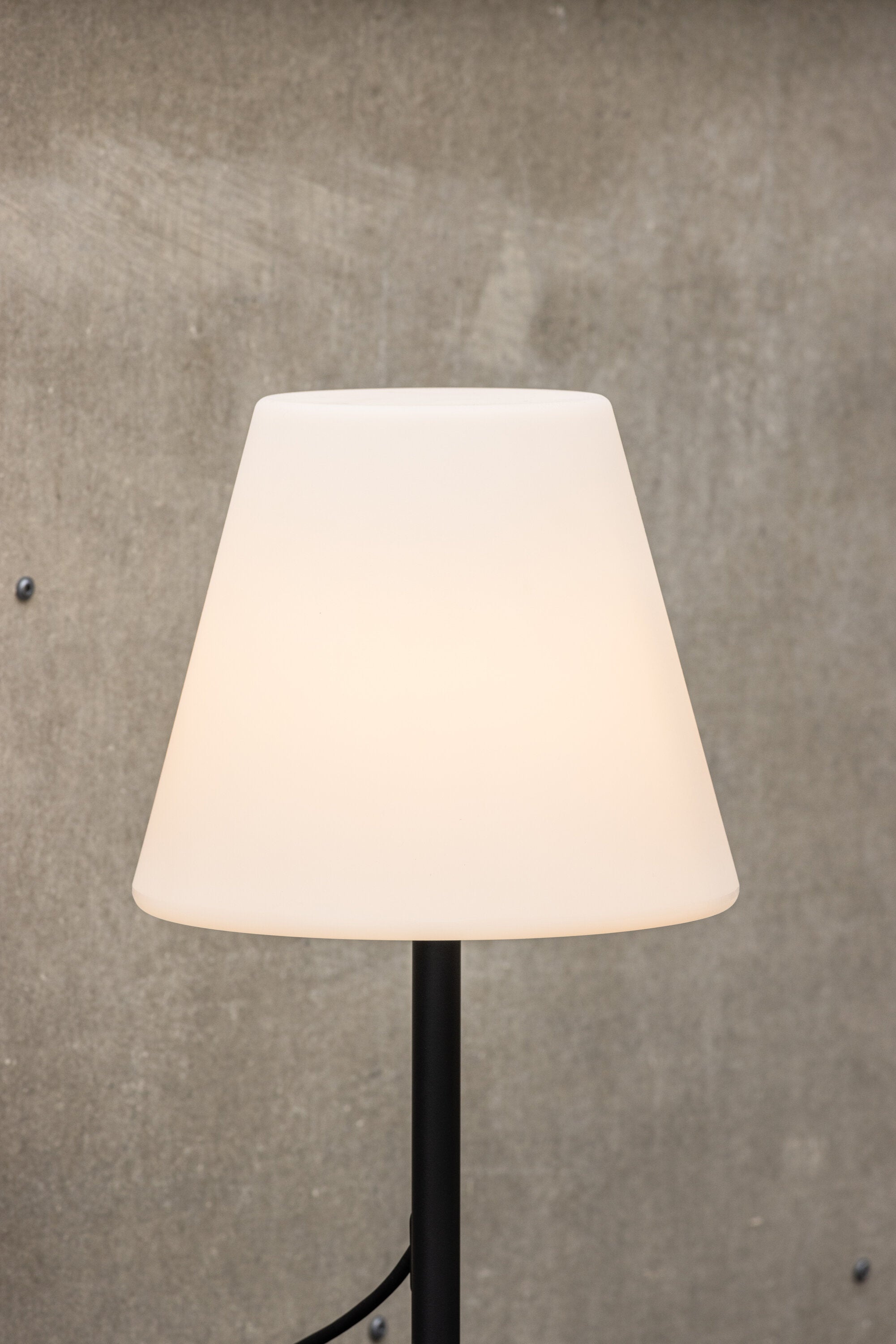 Moris Tischleuchte in Schwarz-Weiss präsentiert im Onlineshop von KAQTU Design AG. Tischleuchte ist von Venture Home