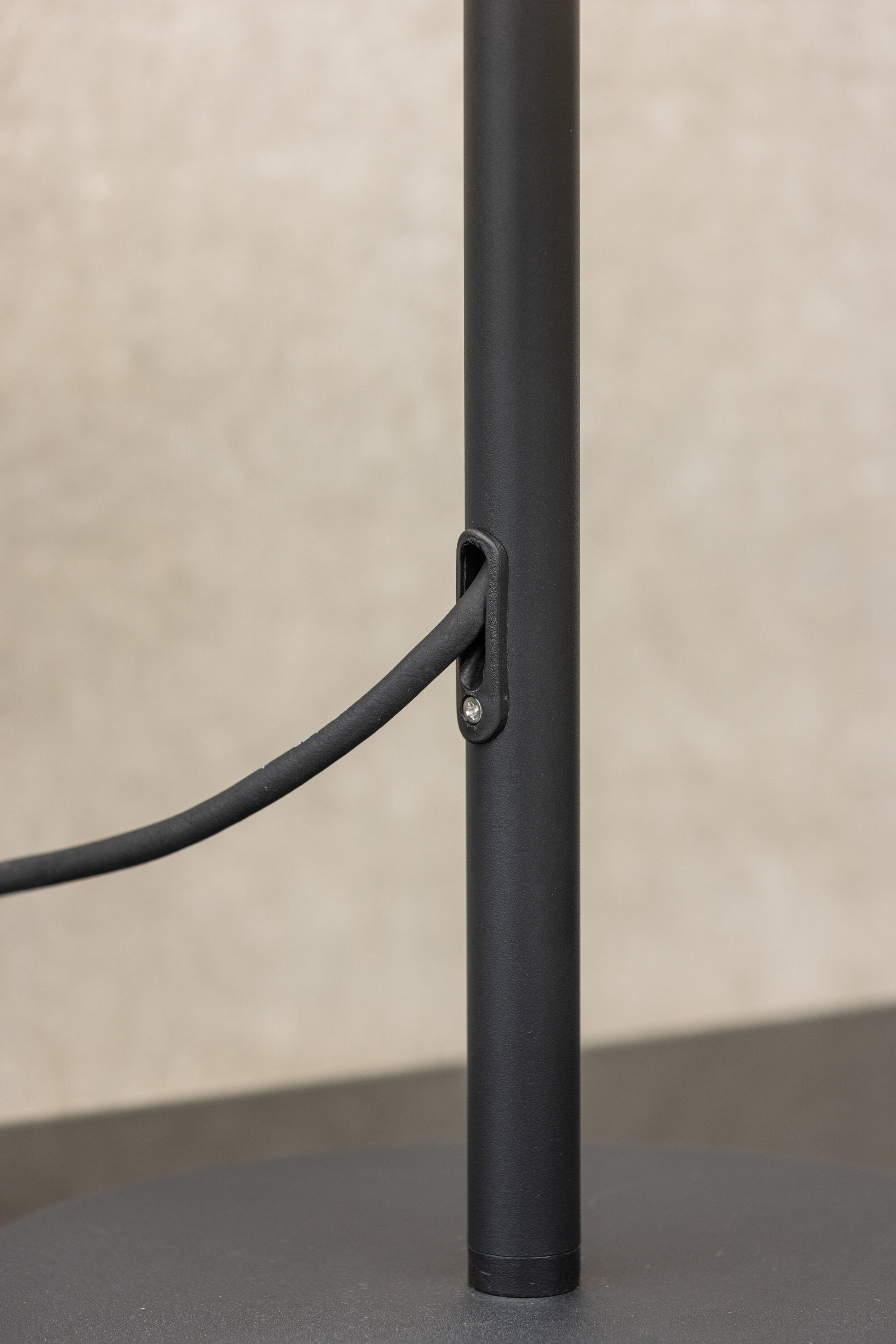 Moris Tischleuchte in Schwarz-Weiss präsentiert im Onlineshop von KAQTU Design AG. Tischleuchte ist von Venture Home